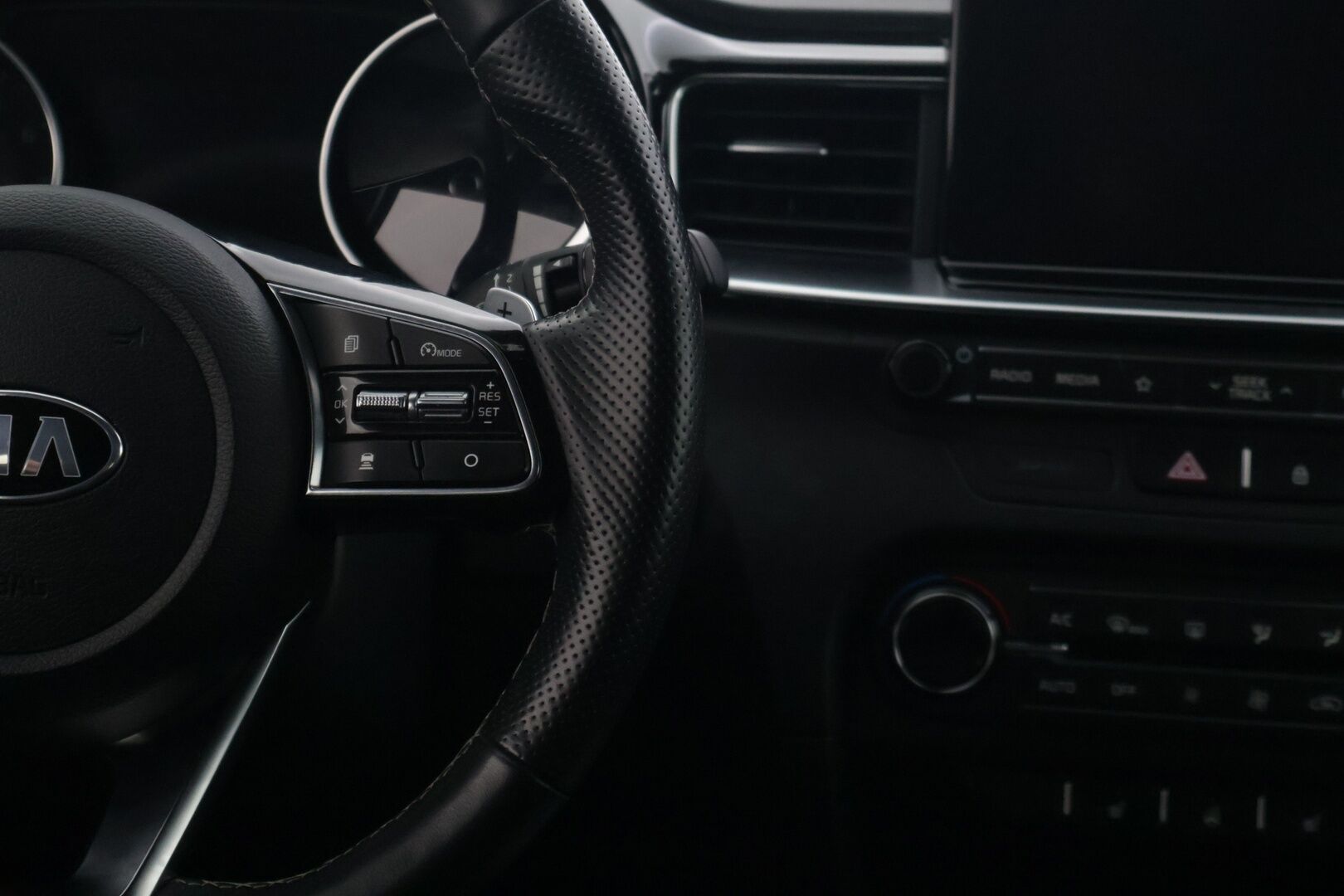 Kia ProCeed 2019 1,4 T-GDI ISG 140hv GT-Line Business Premium* Adap.vakkari / Lohko / Kamera / Ratinlämmitin / Muistipenkki / Sähkäkontti * - * Huippuvarusteet / GT-Line / Merkkihuollot / Särmä yksilö / 2x hyvät renkaat vanteineen *