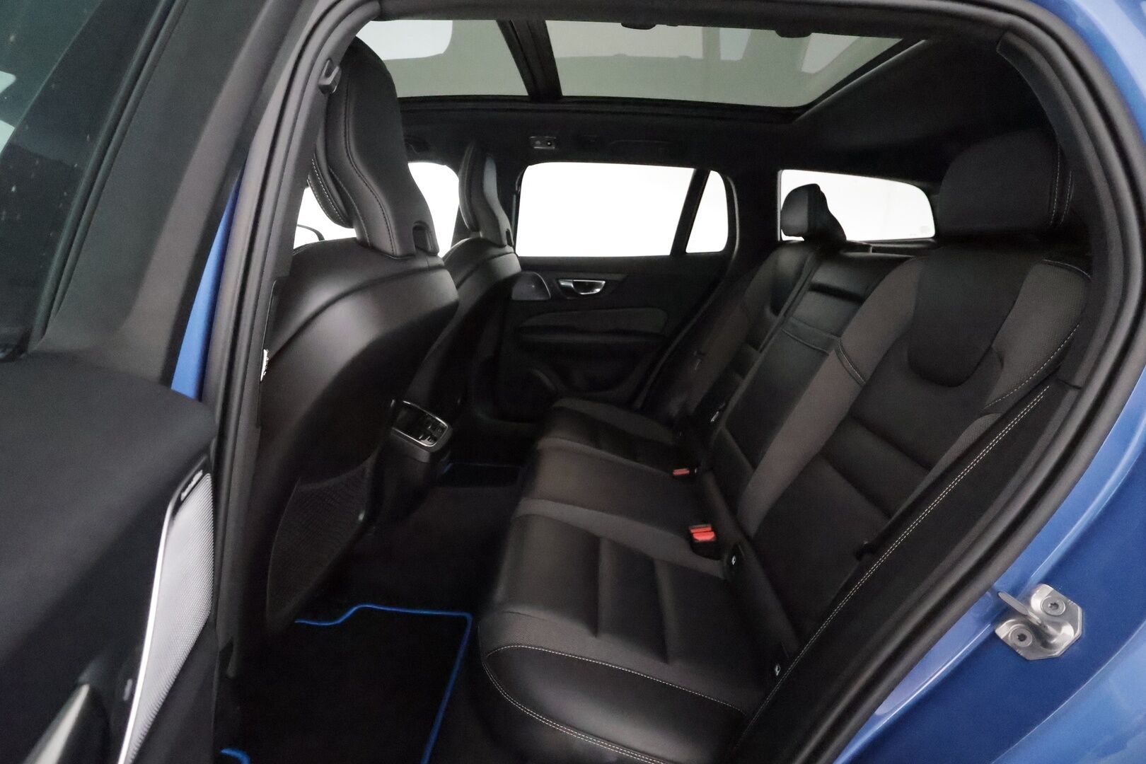 Volvo V60 2019 T5 Business R-Design aut Polestar **HUD / Panorama / B&W / Webasto / 360 Kamera / Muistipenkki / Adapt. vakkari** - 3,99 % KORKOTARJOUS TÄHÄN AUTOON - Suomi-auto / Merkkihuollettu 