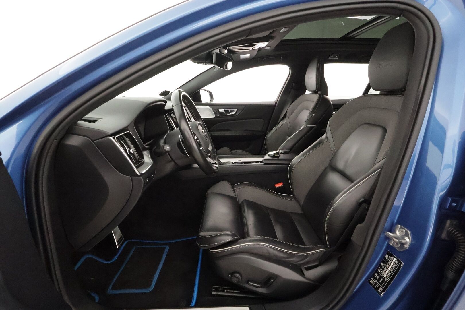 Volvo V60 2019 T5 Business R-Design aut Polestar **HUD / Panorama / B&W / Webasto / 360 Kamera / Muistipenkki / Adapt. vakkari** - 3,99 % KORKOTARJOUS TÄHÄN AUTOON - Suomi-auto / Merkkihuollettu 