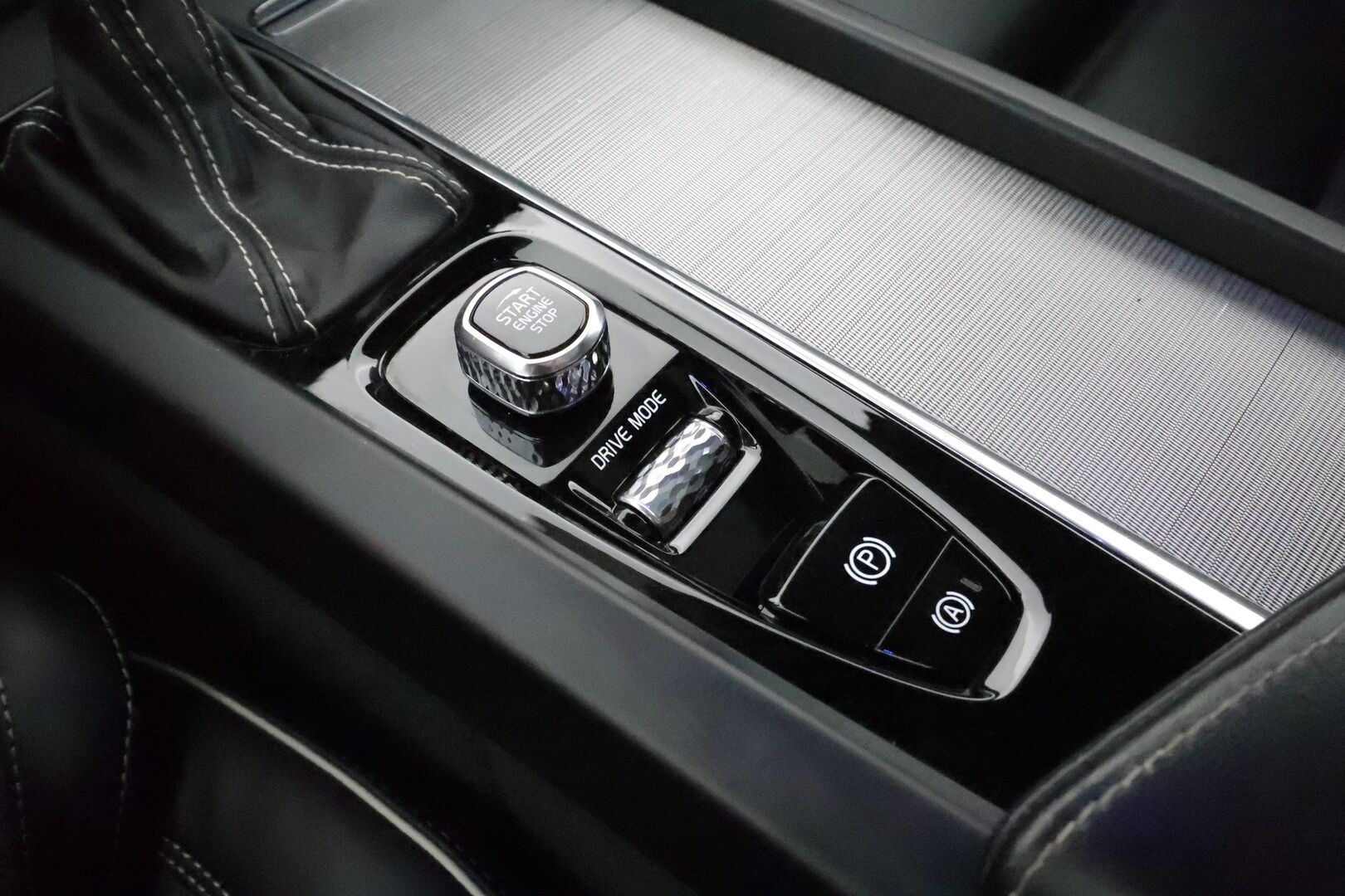 Volvo V60 2019 T5 Business R-Design aut Polestar **HUD / Panorama / B&W / Webasto / 360 Kamera / Muistipenkki / Adapt. vakkari** - 3,99 % KORKOTARJOUS TÄHÄN AUTOON - Suomi-auto / Merkkihuollettu 