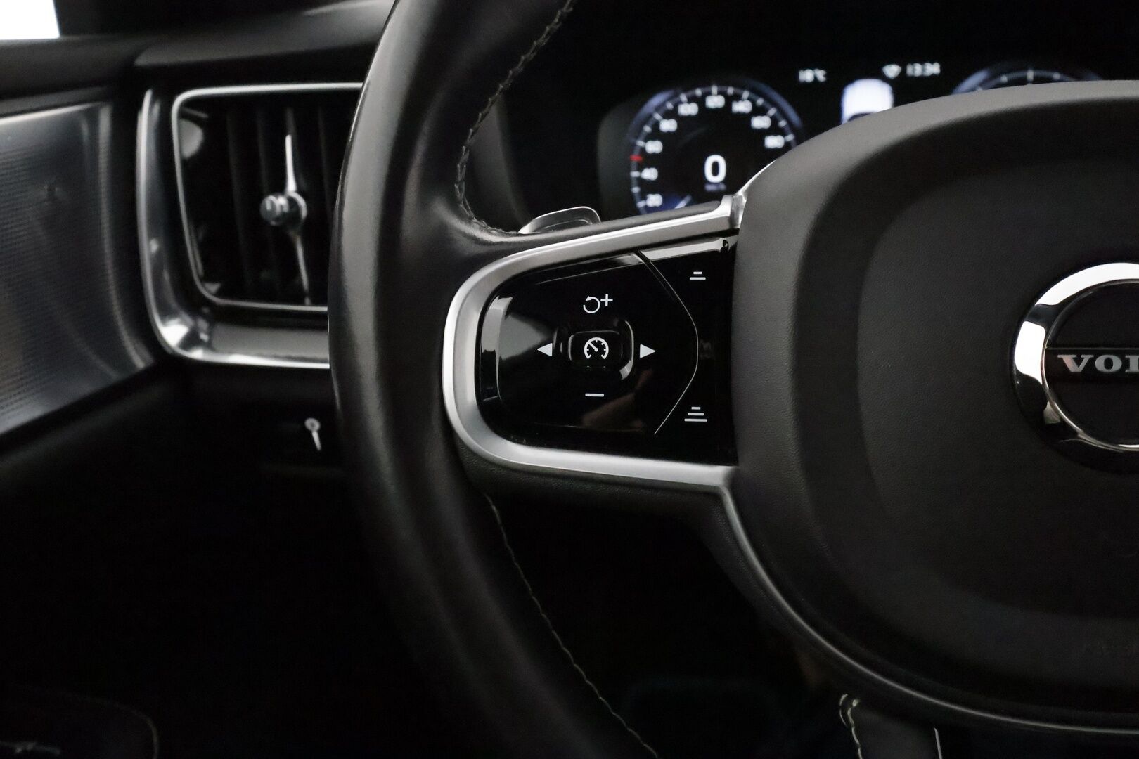 Volvo V60 2019 T5 Business R-Design aut Polestar **HUD / Panorama / B&W / Webasto / 360 Kamera / Muistipenkki / Adapt. vakkari** - 3,99 % KORKOTARJOUS TÄHÄN AUTOON - Suomi-auto / Merkkihuollettu 
