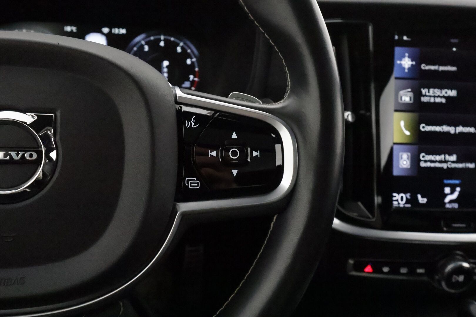Volvo V60 2019 T5 Business R-Design aut Polestar **HUD / Panorama / B&W / Webasto / 360 Kamera / Muistipenkki / Adapt. vakkari** - 3,99 % KORKOTARJOUS TÄHÄN AUTOON - Suomi-auto / Merkkihuollettu 