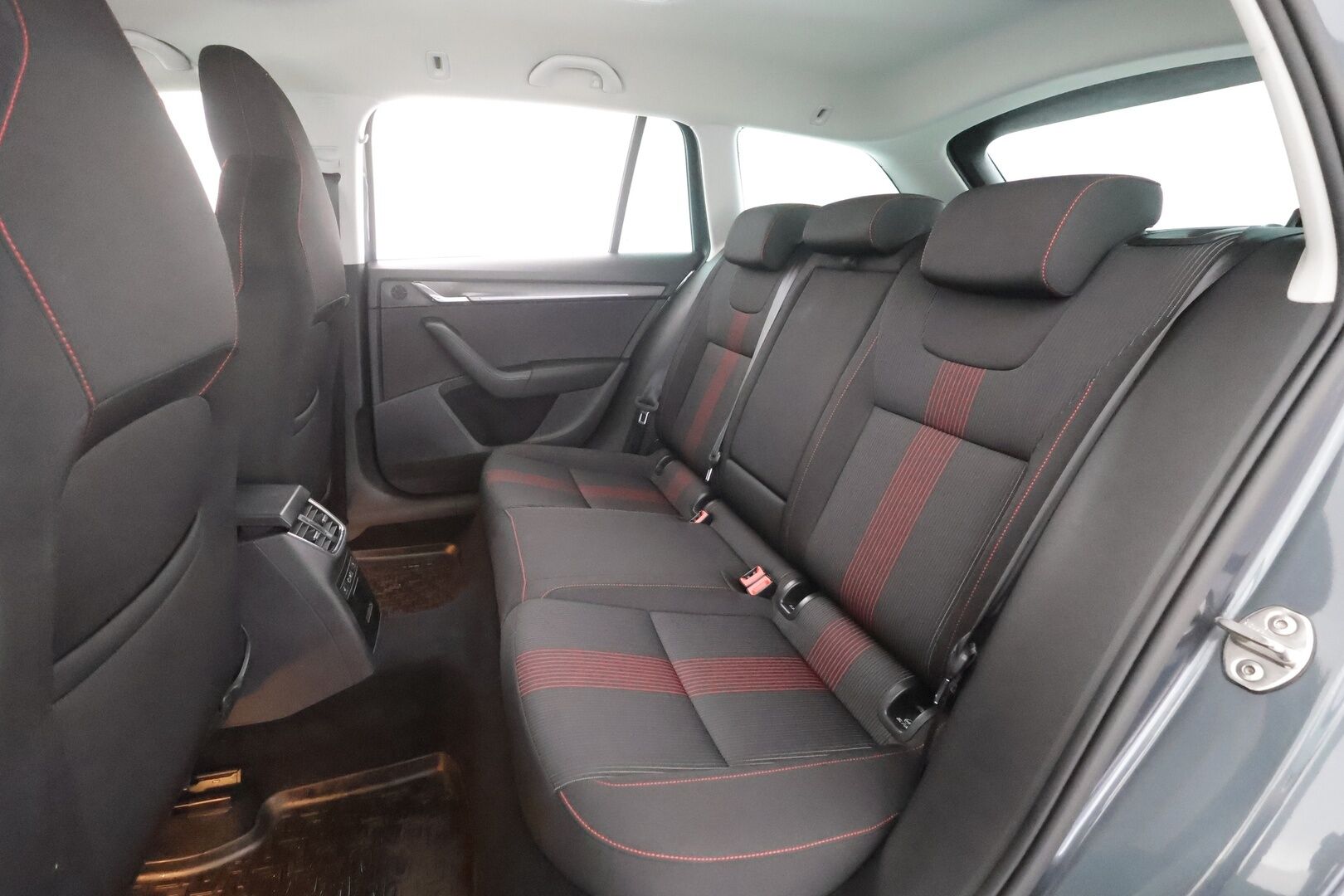 Skoda Octavia 2019 Combi 1,5 TSI Style BusinessLine DSG Autom. - | Juuri huollettu & Jakohihna vaihdettu! | ACC | Webasto | Koukku | P.Kamera | LED | Ratinlämmitys | Digimittaristo | Keyless | Apple&Android | Suomi-auto | Kahdet Renkaat |
