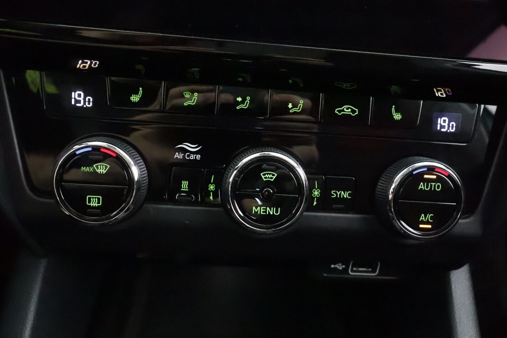 Skoda Octavia 2019 Combi 1,5 TSI Style BusinessLine DSG Autom. - | Juuri huollettu & Jakohihna vaihdettu! | ACC | Webasto | Koukku | P.Kamera | LED | Ratinlämmitys | Digimittaristo | Keyless | Apple&Android | Suomi-auto | Kahdet Renkaat |