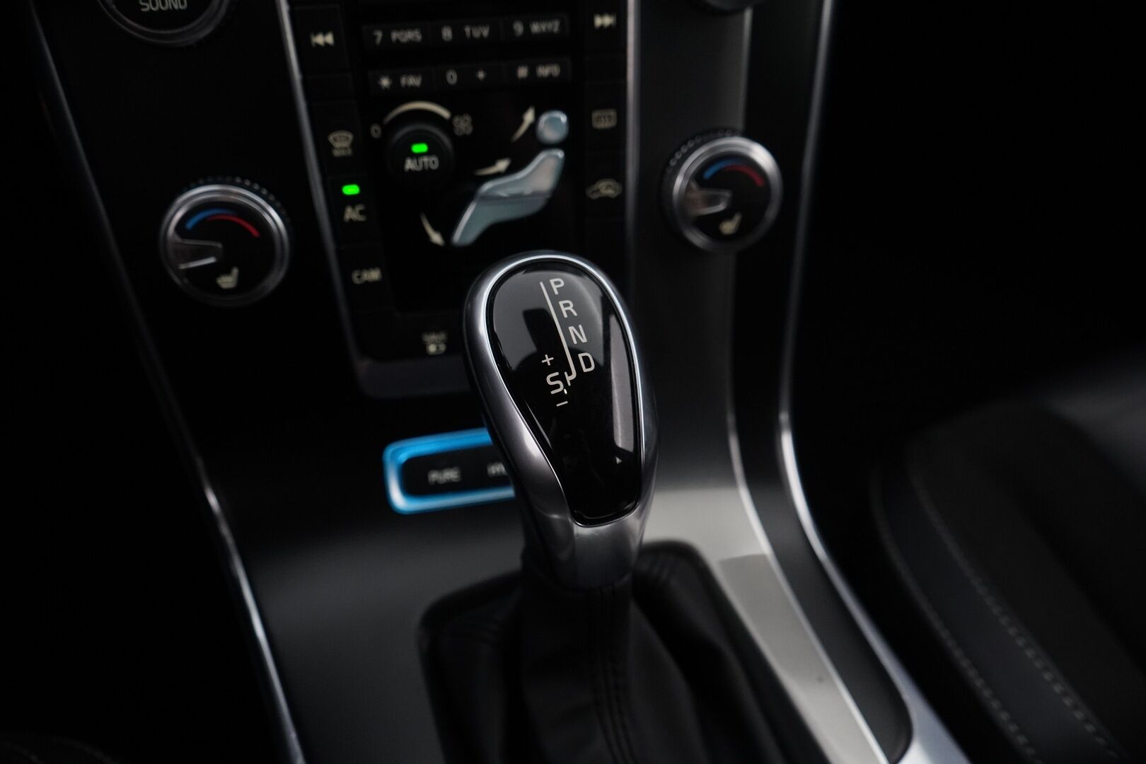 Volvo V60 2015 D6 AWD R-Design plug in hybrid aut * ACC / Webasto / Kamera / Koukku / Blis* - SoH 90% / Juuri katsastettu / Kahdet renkaat / Hyvät varuseet