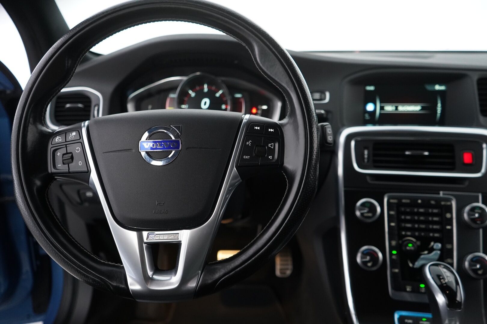 Volvo V60 2015 D6 AWD R-Design plug in hybrid aut * ACC / Webasto / Kamera / Koukku / Blis* - SoH 90% / Juuri katsastettu / Kahdet renkaat / Hyvät varuseet