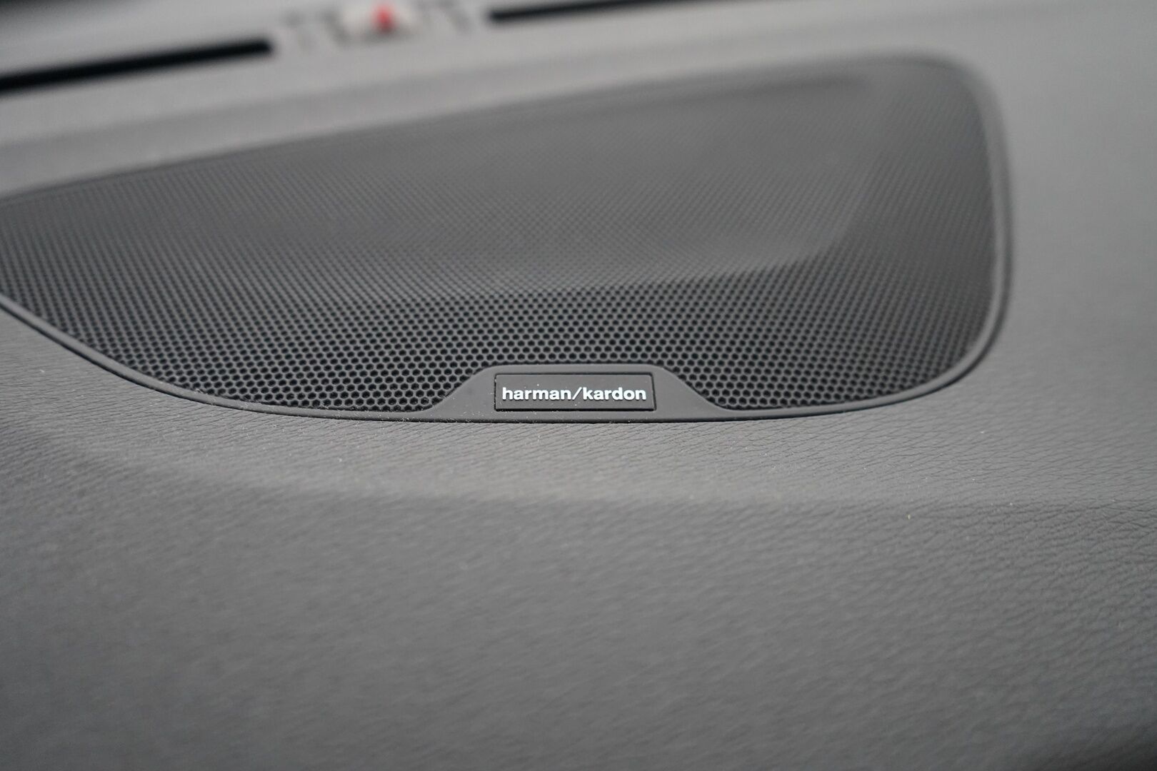 Volvo V60 2015 D6 AWD R-Design plug in hybrid aut * ACC / Webasto / Kamera / Koukku / Blis* - SoH 90% / Juuri katsastettu / Kahdet renkaat / Hyvät varuseet