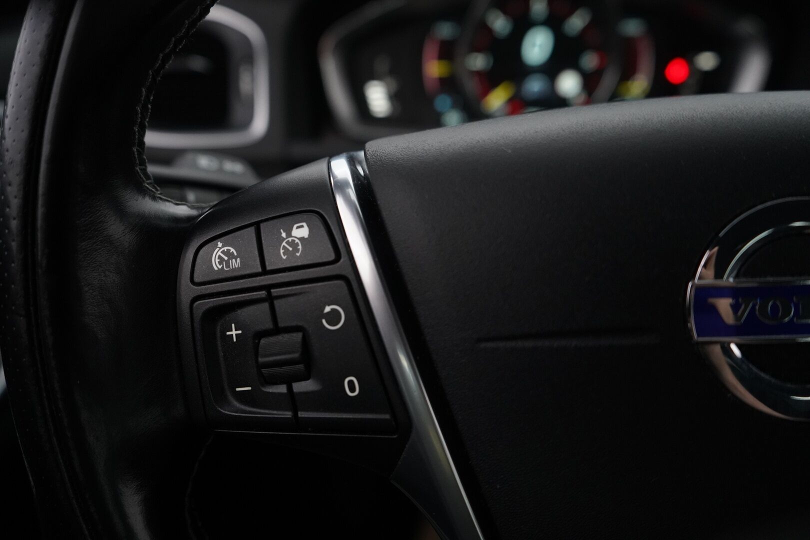 Volvo V60 2015 D6 AWD R-Design plug in hybrid aut * ACC / Webasto / Kamera / Koukku / Blis* - SoH 90% / Juuri katsastettu / Kahdet renkaat / Hyvät varuseet