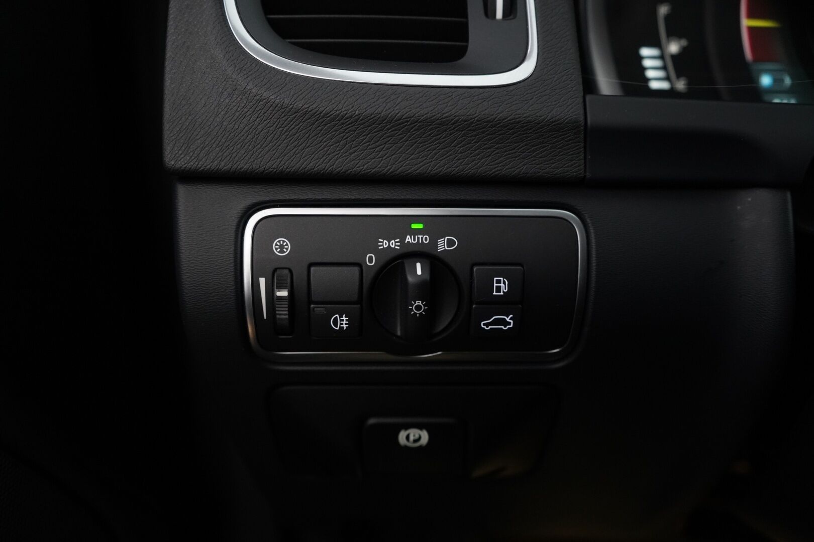 Volvo V60 2015 D6 AWD R-Design plug in hybrid aut * ACC / Webasto / Kamera / Koukku / Blis* - SoH 90% / Juuri katsastettu / Kahdet renkaat / Hyvät varuseet