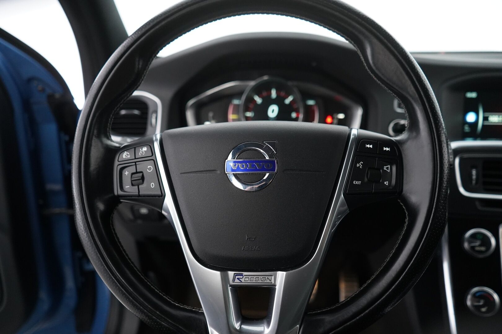 Volvo V60 2015 D6 AWD R-Design plug in hybrid aut * ACC / Webasto / Kamera / Koukku / Blis* - SoH 90% / Juuri katsastettu / Kahdet renkaat / Hyvät varuseet