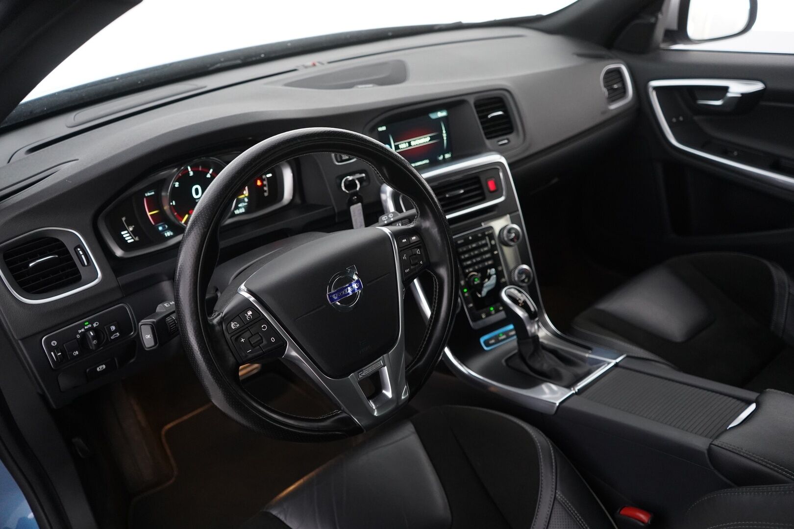 Volvo V60 2015 D6 AWD R-Design plug in hybrid aut * ACC / Webasto / Kamera / Koukku / Blis* - SoH 90% / Juuri katsastettu / Kahdet renkaat / Hyvät varuseet