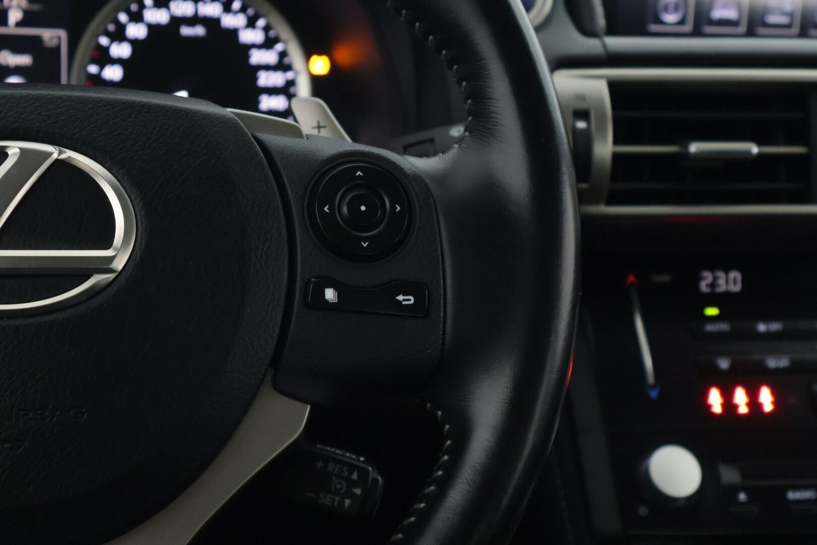 Lexus IS 2014 300h Executive A. *Lohko / Keyless / Mark Levinson / Ilmastoidut nahat* - Juuri katsastettu