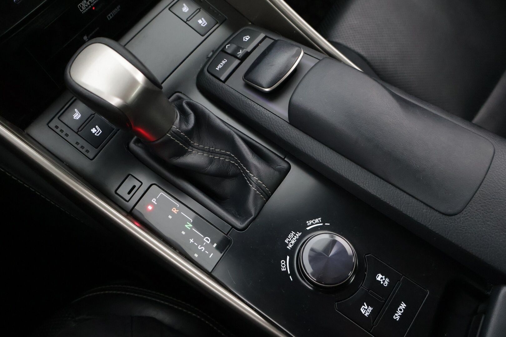 Lexus IS 2014 300h Executive A. *Lohko / Keyless / Mark Levinson / Ilmastoidut nahat* - Juuri katsastettu