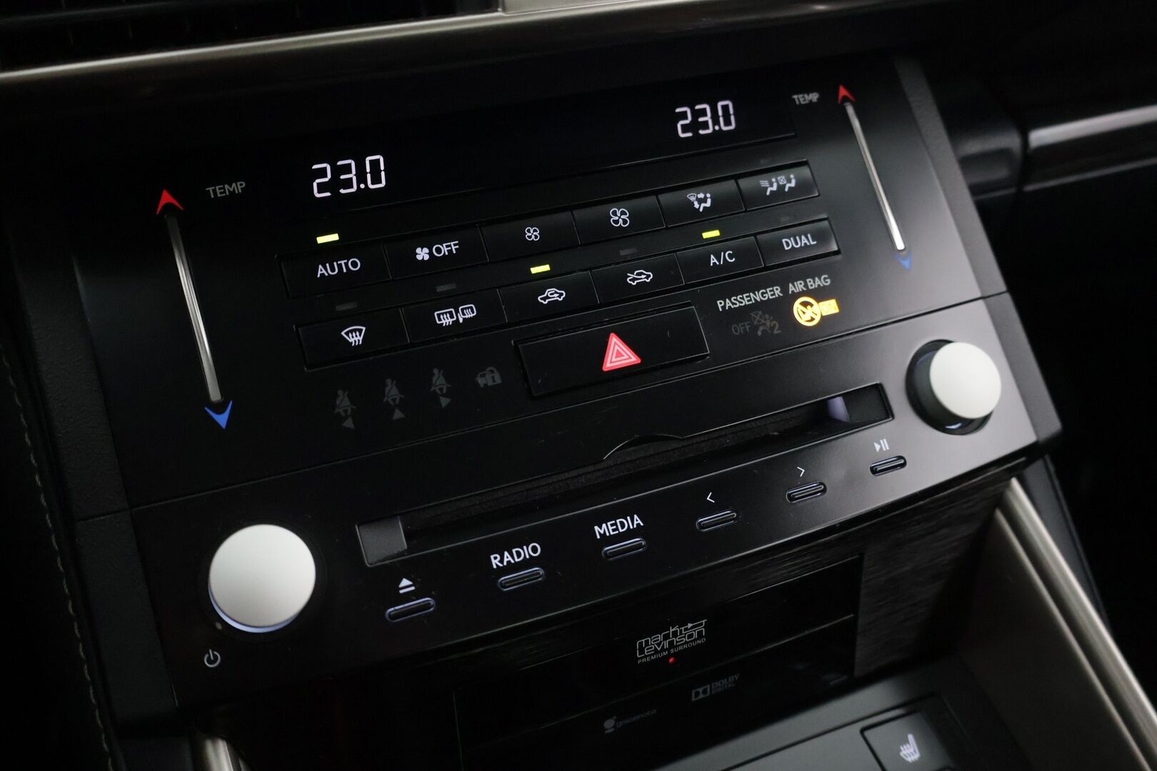 Lexus IS 2014 300h Executive A. *Lohko / Keyless / Mark Levinson / Ilmastoidut nahat* - Juuri katsastettu