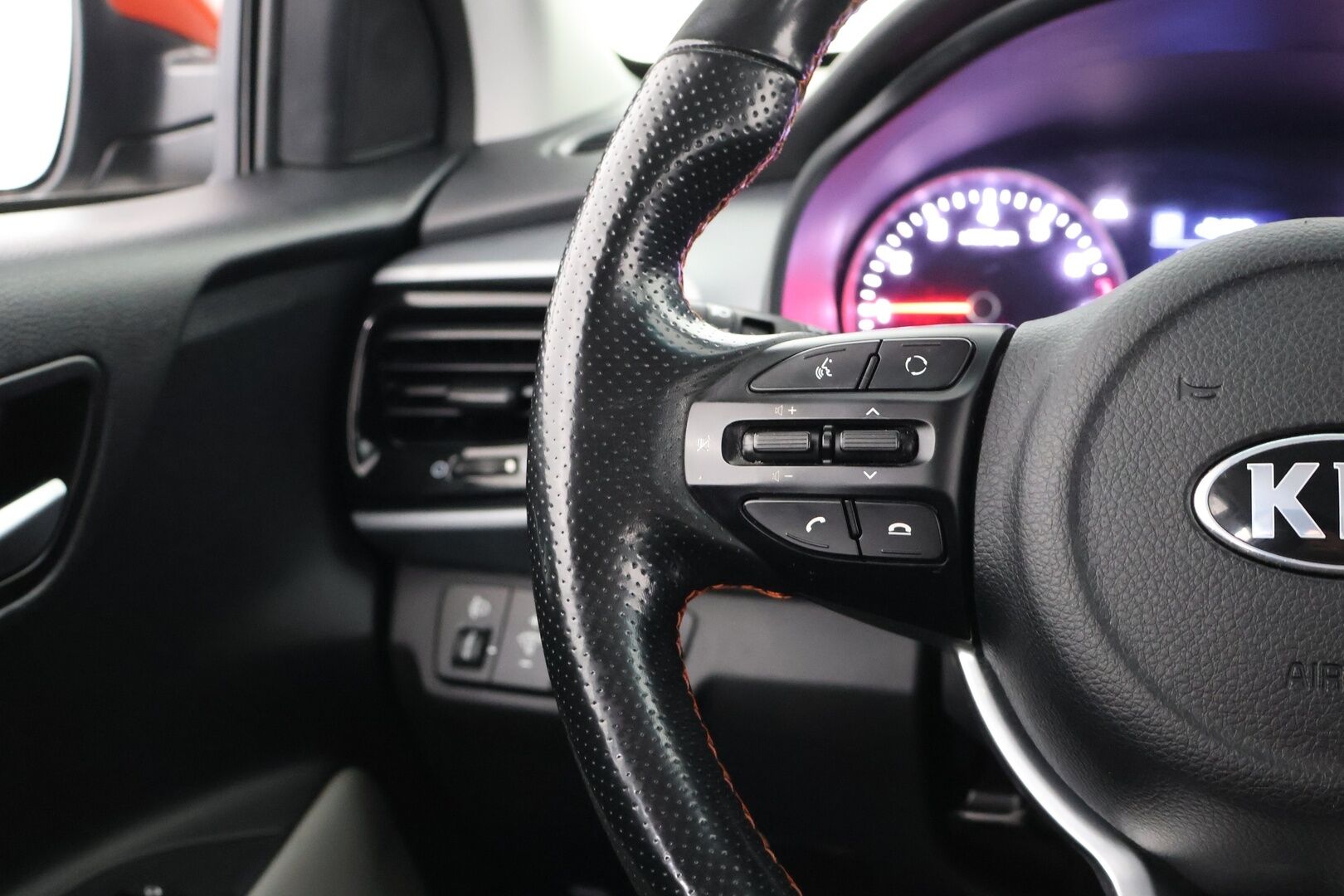 Kia Stonic 2019 1,0 T-GDI ISG 120hv EX Design DCT EcoDynamics - | P-Kamera | Suomi-Auto | Apple&Android | Ratinlämmitys | Osanahat | Lane Assist