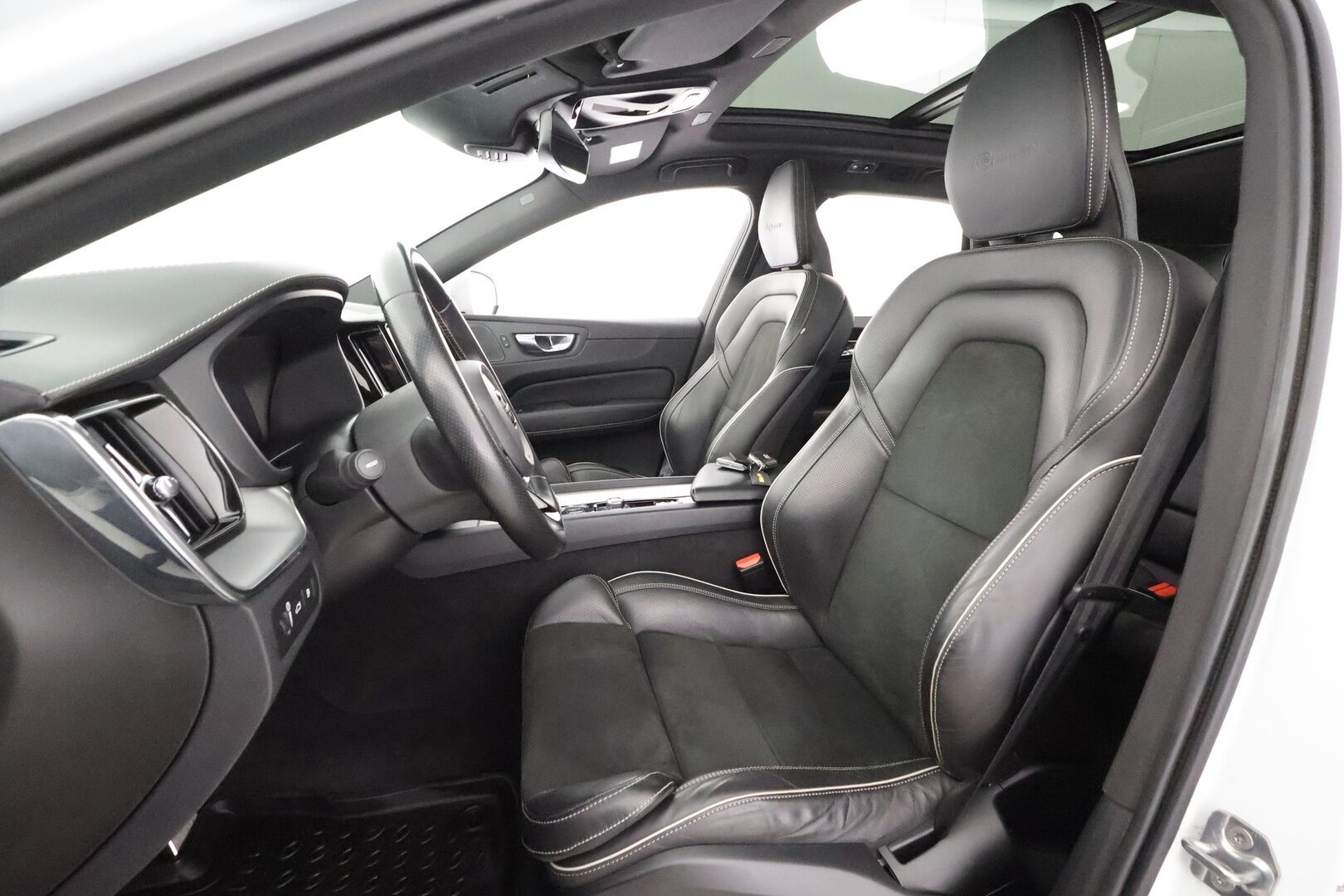Volvo XC60 2019 T8 AWD R-Design aut * Ilma-alusta / Pilot assist / Webasto / H/K / Muistipenkki / Panorama / P.Kamera / Sporttipenkit / Full-LED  * - Suomi-auto / Kahdet Renkaat / Koti & Kauppalaturi
