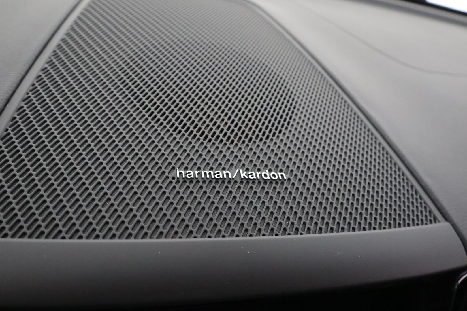 Volvo XC60 2019 T8 AWD R-Design aut * Ilma-alusta / Pilot assist / Webasto / H/K / Muistipenkki / Panorama / P.Kamera / Sporttipenkit / Full-LED  * - Suomi-auto / Kahdet Renkaat / Koti & Kauppalaturi - HULLUT AVAJAISHULINAT KORKOTARJOUS 3,29 %