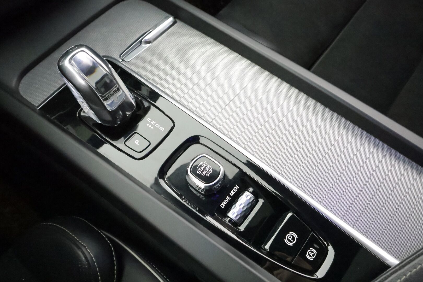 Volvo XC60 2019 T8 AWD R-Design aut * Ilma-alusta / Pilot assist / Webasto / H/K / Muistipenkki / Panorama / P.Kamera / Sporttipenkit / Full-LED  * - Suomi-auto / Kahdet Renkaat / Koti & Kauppalaturi