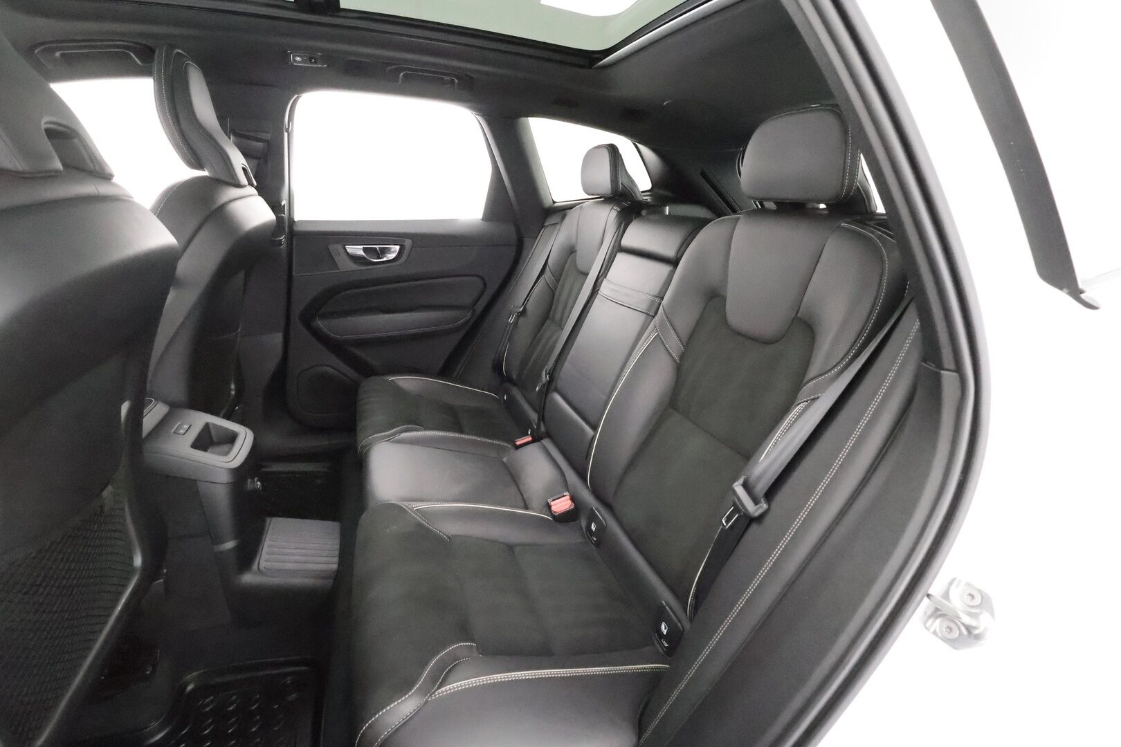 Volvo XC60 2019 T8 AWD R-Design aut * Ilma-alusta / Pilot assist / Webasto / H/K / Muistipenkki / Panorama / P.Kamera / Sporttipenkit / Full-LED  * - Suomi-auto / Kahdet Renkaat / Koti & Kauppalaturi