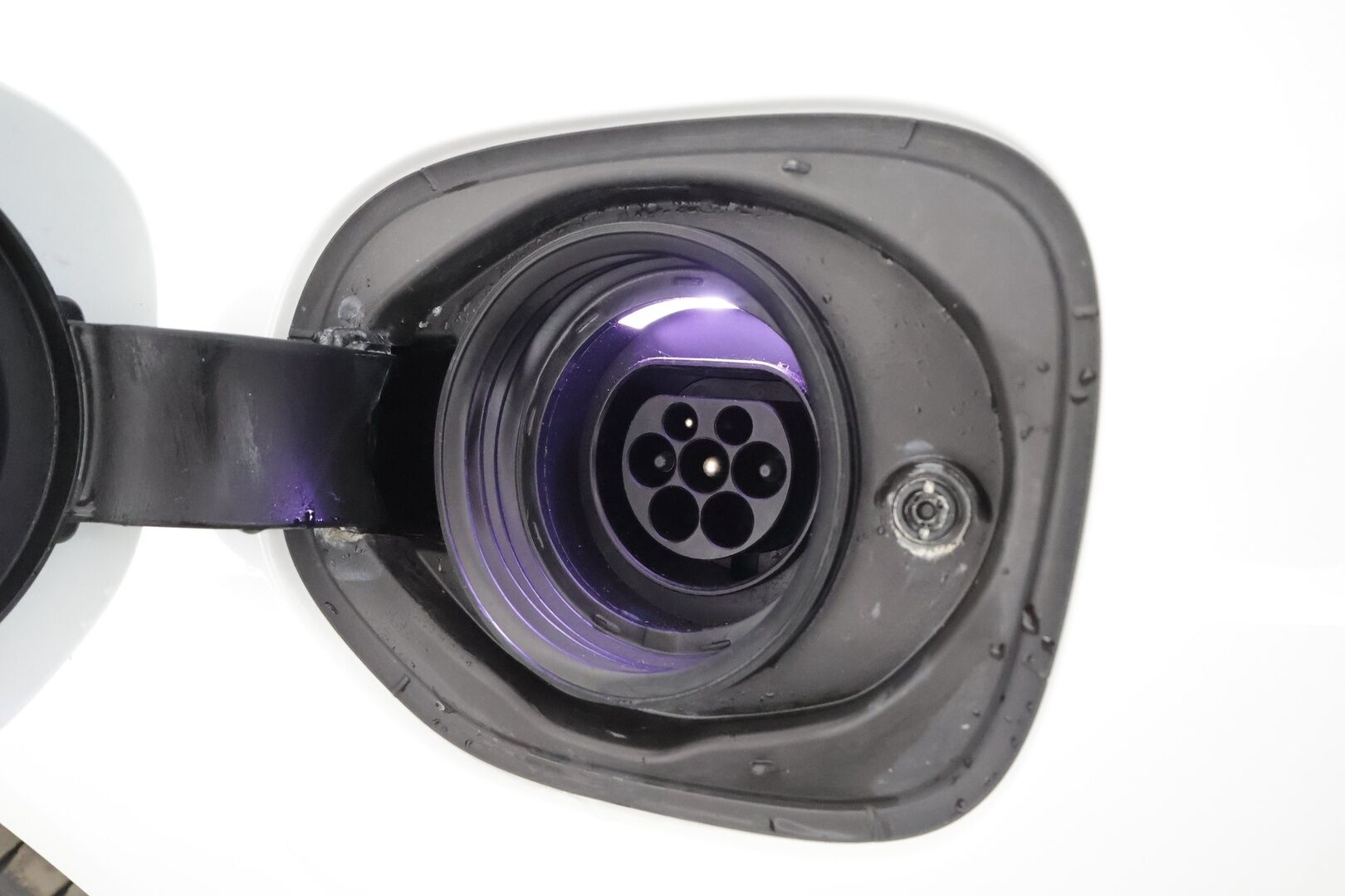 Volvo XC60 2019 T8 AWD R-Design aut * Ilma-alusta / Pilot assist / Webasto / H/K / Muistipenkki / Panorama / P.Kamera / Sporttipenkit / Full-LED  * - Suomi-auto / Kahdet Renkaat / Koti & Kauppalaturi - HULLUT AVAJAISHULINAT KORKOTARJOUS 3,29 %