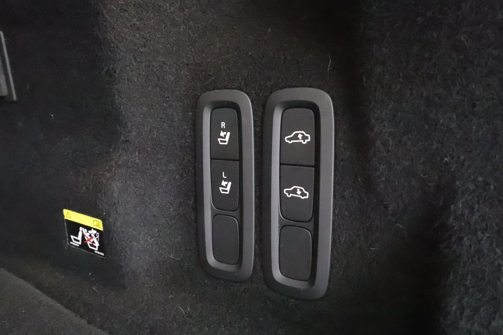 Volvo XC60 2019 T8 AWD R-Design aut * Ilma-alusta / Pilot assist / Webasto / H/K / Muistipenkki / Panorama / P.Kamera / Sporttipenkit / Full-LED  * - Suomi-auto / Kahdet Renkaat / Koti & Kauppalaturi