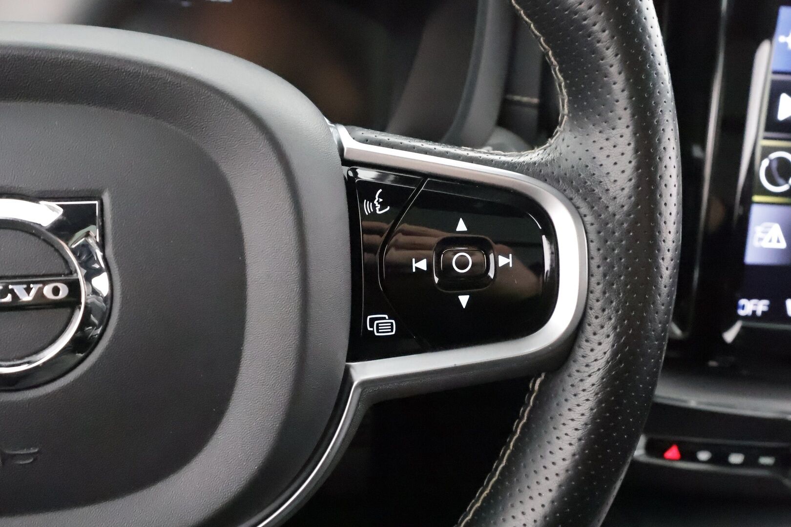 Volvo XC60 2019 T8 AWD R-Design aut * Ilma-alusta / Pilot assist / Webasto / H/K / Muistipenkki / Panorama / P.Kamera / Sporttipenkit / Full-LED  * - Suomi-auto / Kahdet Renkaat / Koti & Kauppalaturi