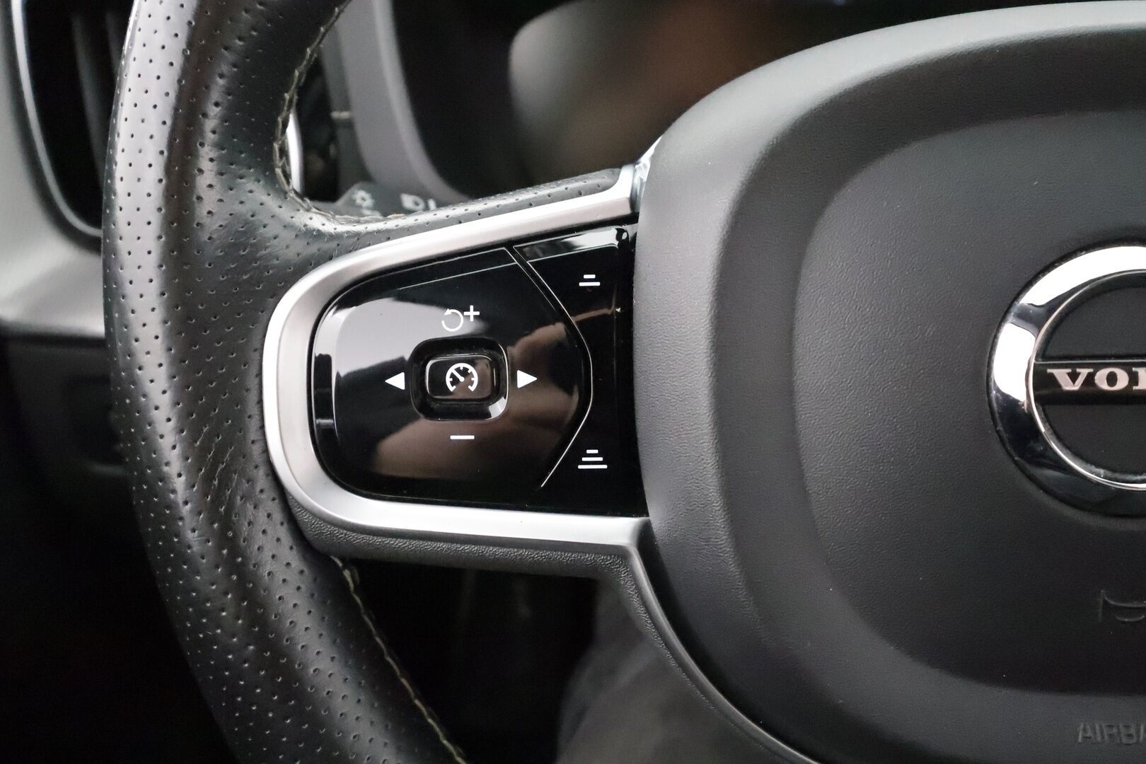 Volvo XC60 2019 T8 AWD R-Design aut * Ilma-alusta / Pilot assist / Webasto / H/K / Muistipenkki / Panorama / P.Kamera / Sporttipenkit / Full-LED  * - Suomi-auto / Kahdet Renkaat / Koti & Kauppalaturi