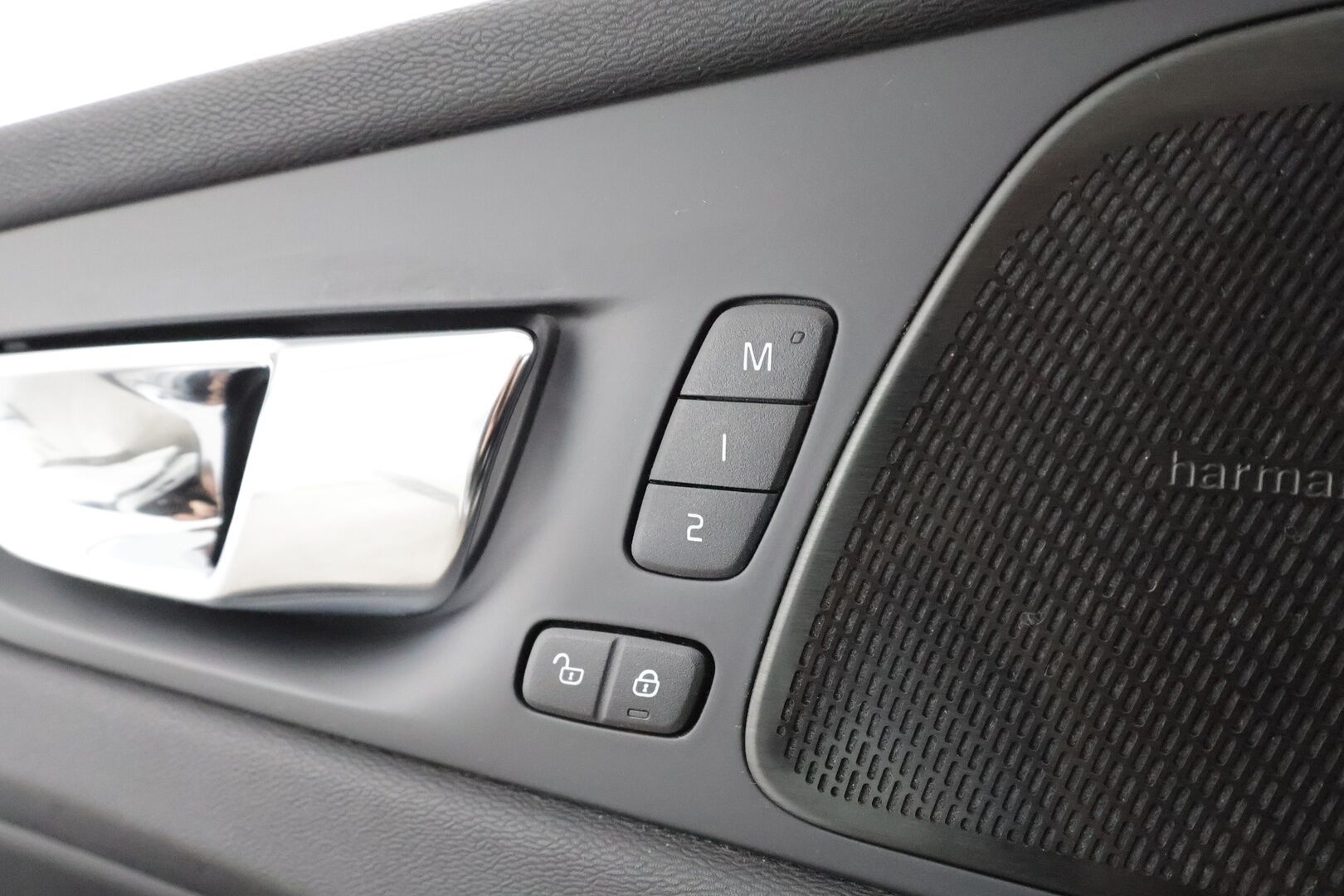 Volvo XC60 2019 T8 AWD R-Design aut * Ilma-alusta / Pilot assist / Webasto / H/K / Muistipenkki / Panorama / P.Kamera / Sporttipenkit / Full-LED  * - Suomi-auto / Kahdet Renkaat / Koti & Kauppalaturi