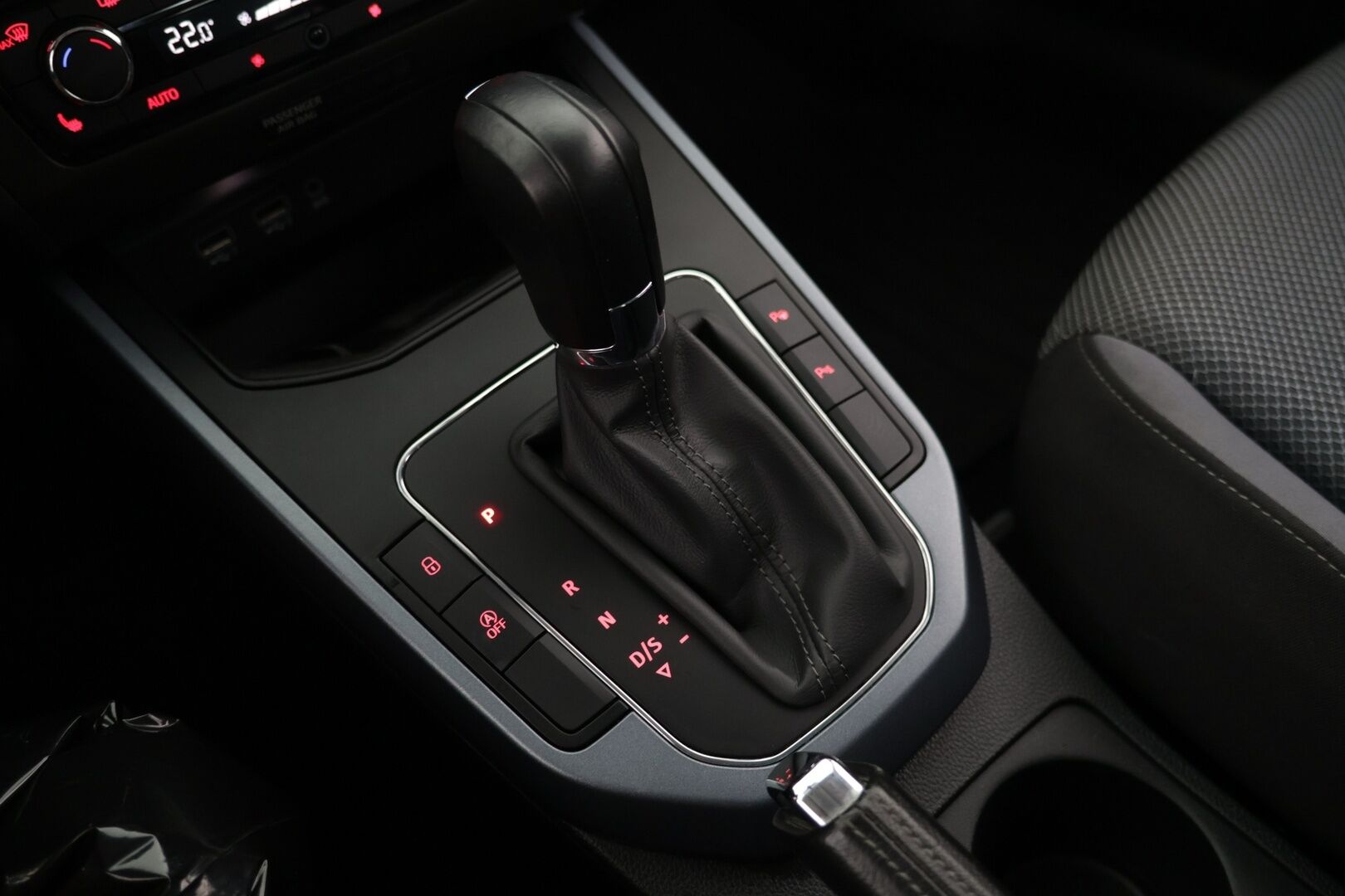 Seat Arona 2019 1,0 EcoTSI 115 Style DSG / P-Kamera / Lohkolämmitin /  / Apple Car play & Android Auto / - Todella siisti! / Huoltokirja / Taloudellinen