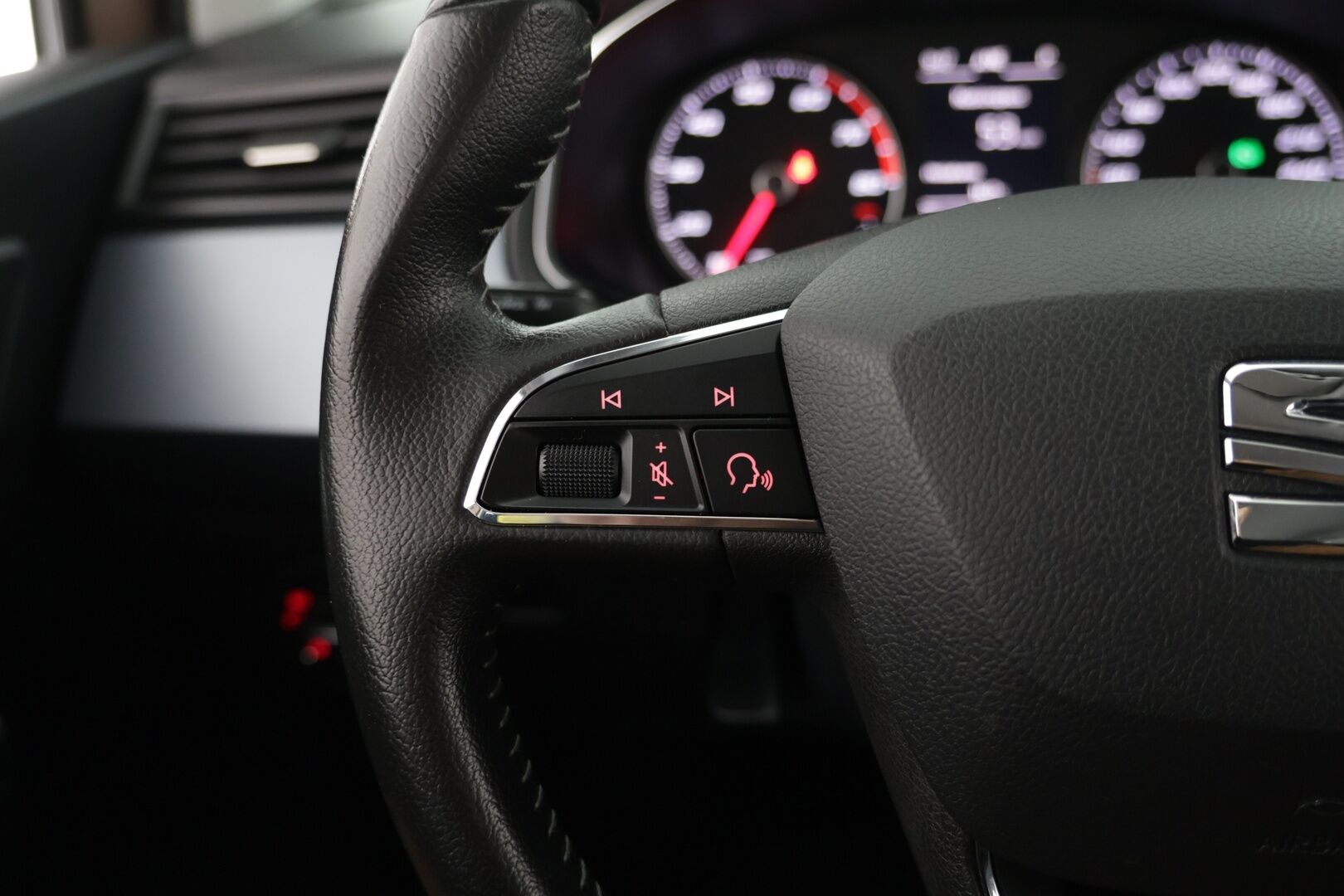 Seat Arona 2019 1,0 EcoTSI 115 Style DSG / P-Kamera / Lohkolämmitin /  / Apple Car play & Android Auto / - Todella siisti! / Huoltokirja / Taloudellinen