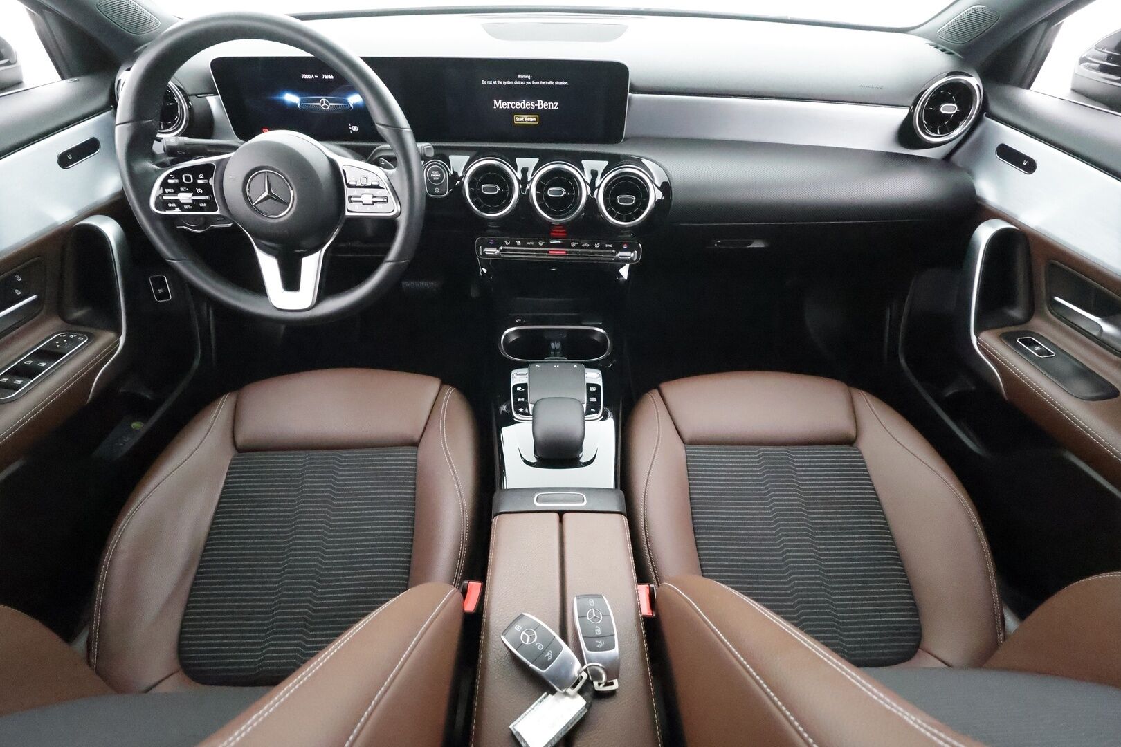 Mercedes-Benz A 2019 200 A sedan Business Style * Vakkari / P.kamera / Lohko / Puolinahat / Multibeam / Widescreen / Navi * - Suomi-auto / Kahdet renkaat aluvanteilla