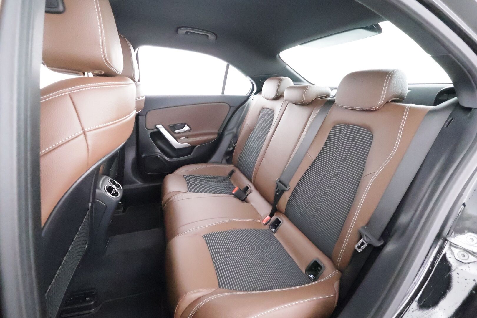 Mercedes-Benz A 2019 200 A sedan Business Style * Vakkari / P.kamera / Lohko / Puolinahat / Multibeam / Widescreen / Navi * - Suomi-auto / Kahdet renkaat aluvanteilla