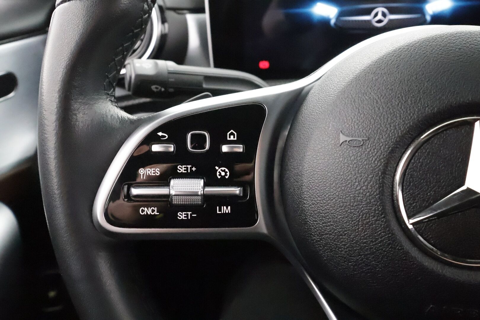 Mercedes-Benz A 2019 200 A sedan Business Style * Vakkari / P.kamera / Lohko / Puolinahat / Multibeam / Widescreen / Navi * - Suomi-auto / Kahdet renkaat aluvanteilla