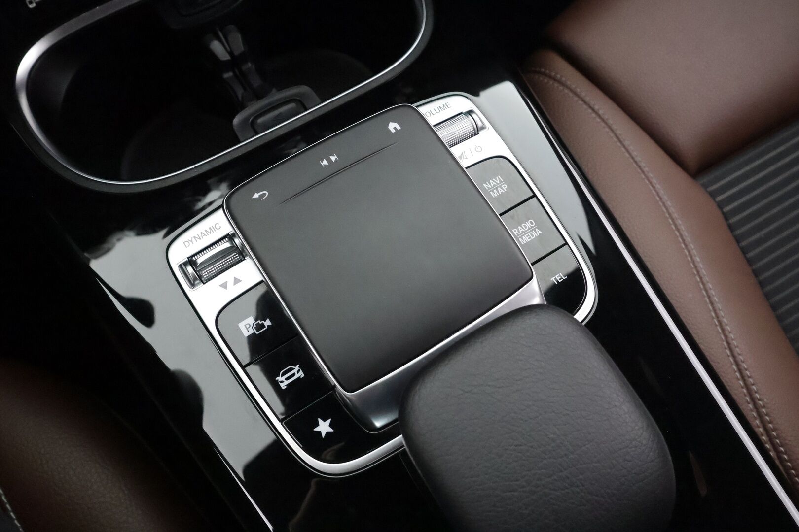 Mercedes-Benz A 2019 200 A sedan Business Style * Vakkari / P.kamera / Lohko / Puolinahat / Multibeam / Widescreen / Navi * - Suomi-auto / Kahdet renkaat aluvanteilla