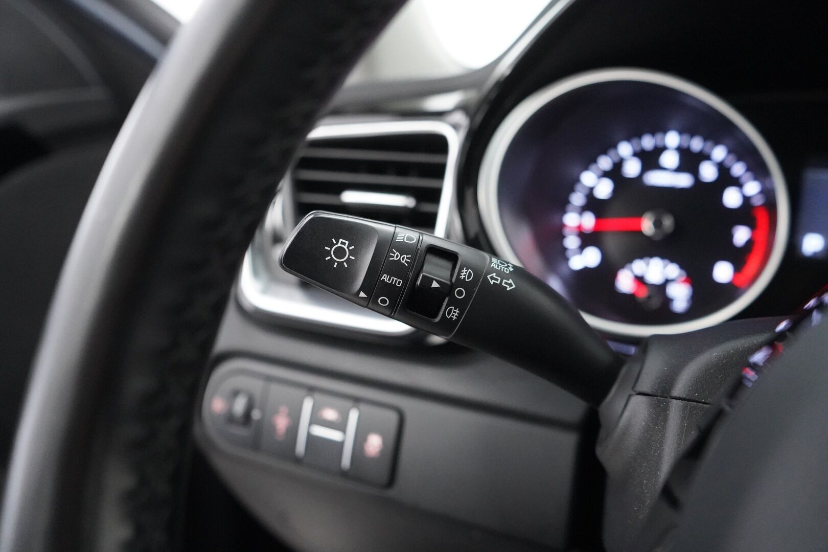 Kia Ceed 2019 1,4 T-GDI ISG 140hv EX SW DCT A/T EcoDynamics - Vetokoukku | Puolinahkasisusta | App connect | Vakkari | Peruutuskamera | Lohkolämmitin | Kahdet renkaat alumiinivantein | Fiksu huoltohistoria
