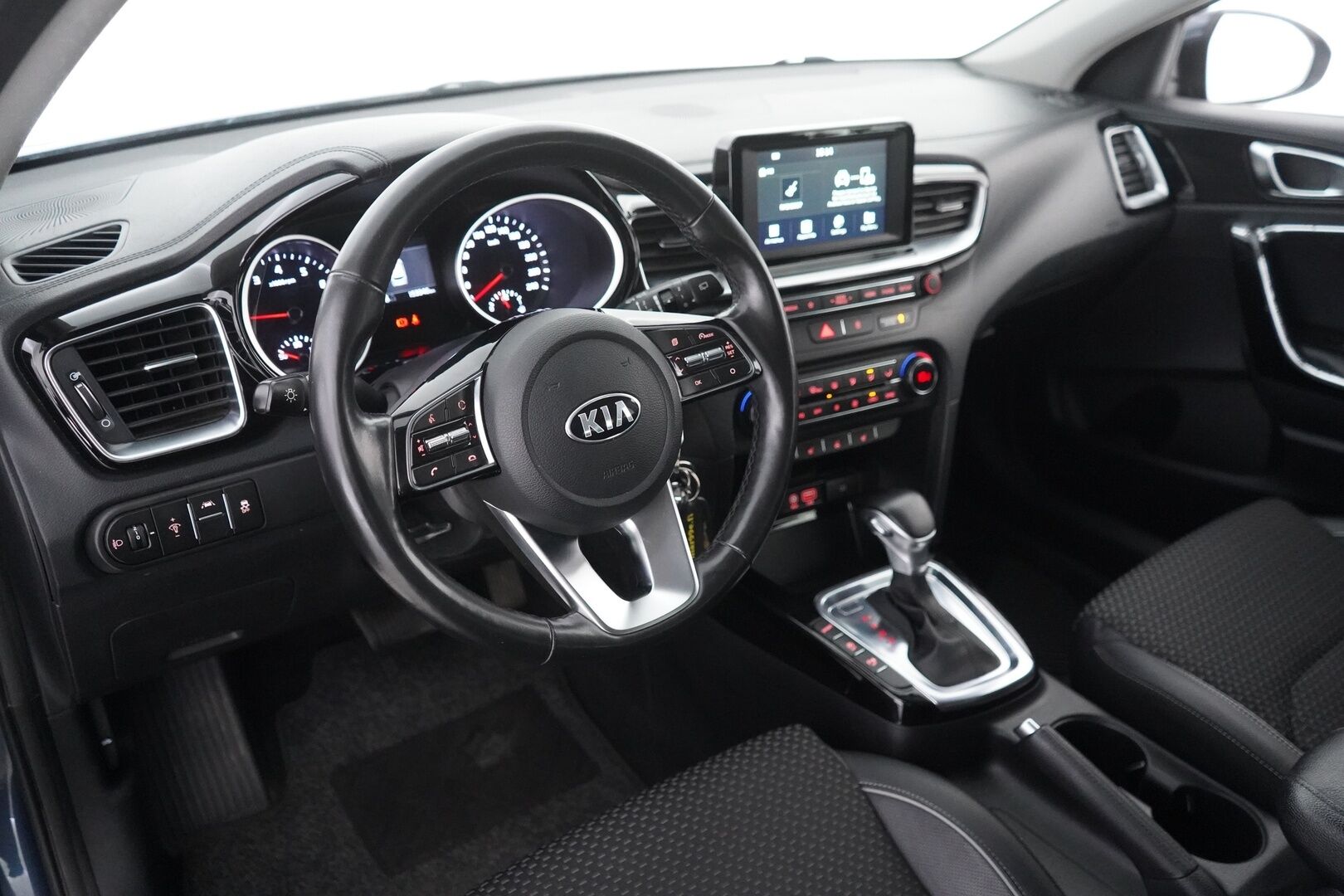 Kia Ceed 2019 1,4 T-GDI ISG 140hv EX SW DCT A/T EcoDynamics - Vetokoukku | Puolinahkasisusta | App connect | Vakkari | Peruutuskamera | Lohkolämmitin | Kahdet renkaat alumiinivantein | Fiksu huoltohistoria