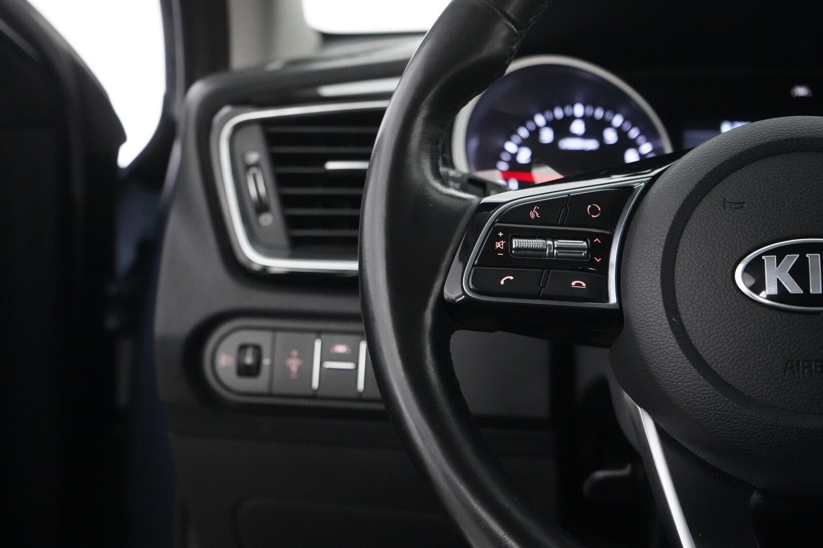 Kia Ceed 2019 1,4 T-GDI ISG 140hv EX SW DCT A/T EcoDynamics - Vetokoukku | Puolinahkasisusta | App connect | Vakkari | Peruutuskamera | Lohkolämmitin | Kahdet renkaat alumiinivantein | Fiksu huoltohistoria