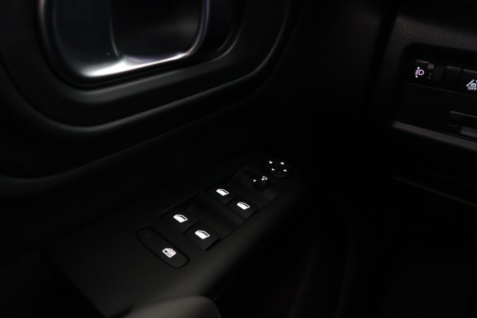 Citroen C5 Aircross 2019 PureTech 180 Feel EAT8 Automaatti *Vakkari / Peruutuskamera / Sähköinen kuskin penkki* - *Kahdet renkaat alumiini vantein / viimeisin huolto 02/2025 / Digimittaristo*