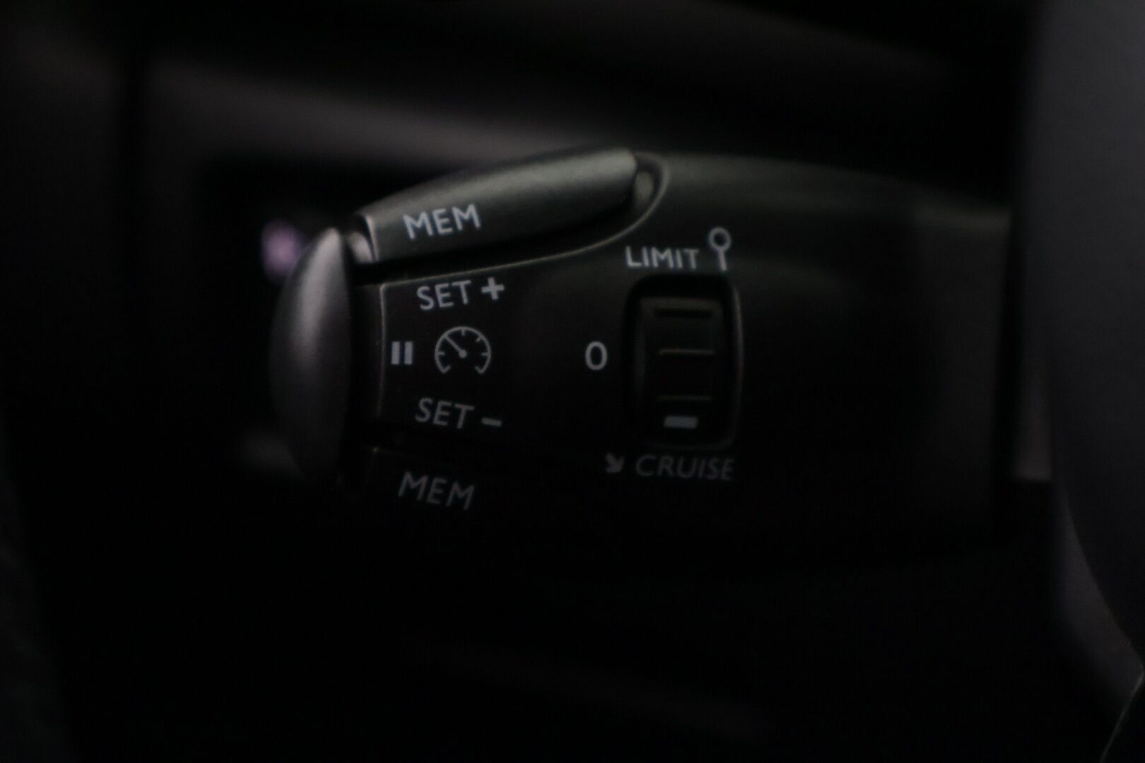 Citroen C5 Aircross 2019 PureTech 180 Feel EAT8 Automaatti *Vakkari / Peruutuskamera / Sähköinen kuskin penkki* - *Kahdet renkaat alumiini vantein / viimeisin huolto 02/2025 / Digimittaristo*