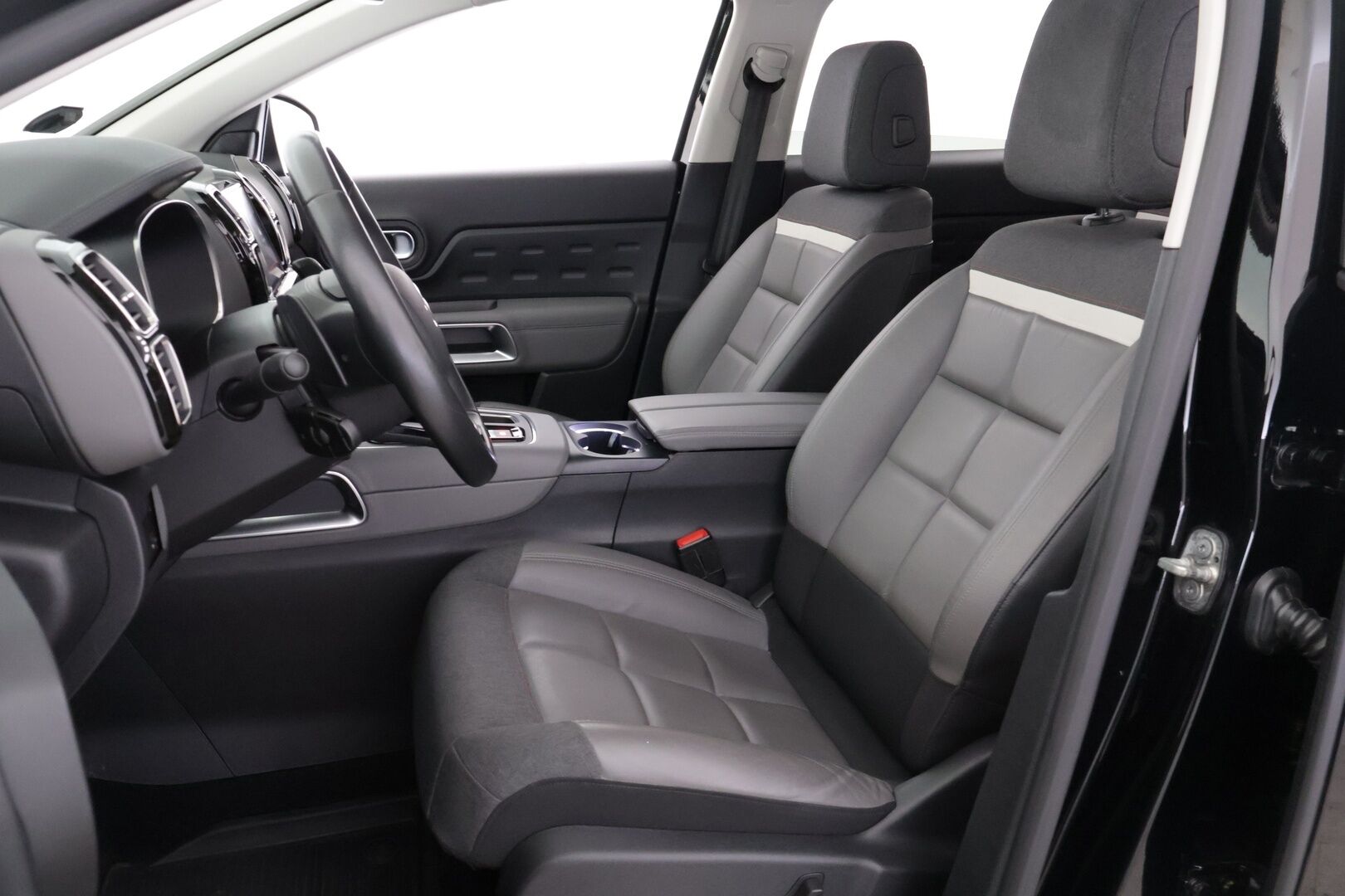 Citroen C5 Aircross 2019 PureTech 180 Feel EAT8 Automaatti *Vakkari / Peruutuskamera / Sähköinen kuskin penkki* - *Kahdet renkaat alumiini vantein / viimeisin huolto 02/2025 / Digimittaristo*