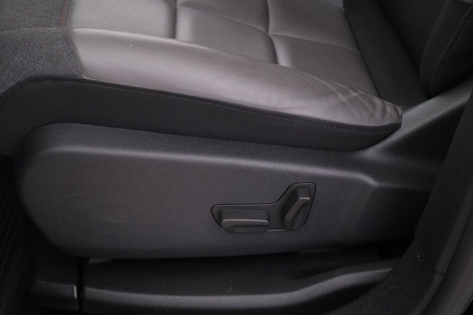 Citroen C5 Aircross 2019 PureTech 180 Feel EAT8 Automaatti *Vakkari / Peruutuskamera / Sähköinen kuskin penkki* - *Kahdet renkaat alumiini vantein / viimeisin huolto 02/2025 / Digimittaristo*
