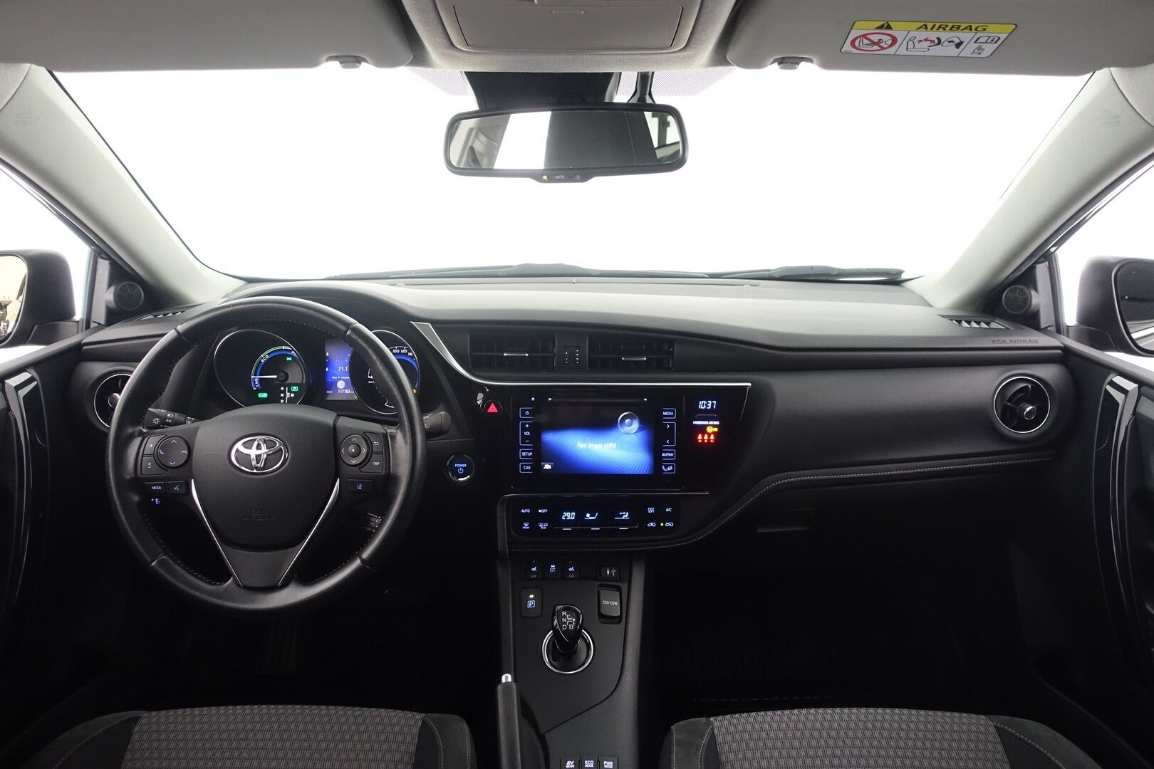 Toyota Auris 2018 Touring Sports 1,8 Hybrid Active * Koukku / Keyless / Peruutuskamera / Navi / Vakkari / Bluetooth * - Kahdet renkaat aluvanteilla