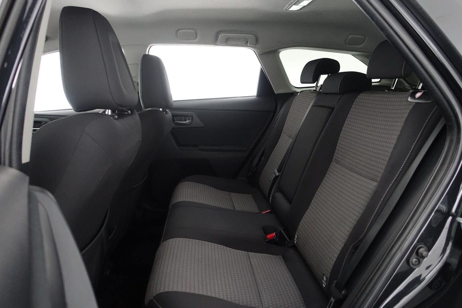 Toyota Auris 2018 Touring Sports 1,8 Hybrid Active * Koukku / Keyless / Peruutuskamera / Navi / Vakkari / Bluetooth * - Kahdet renkaat aluvanteilla