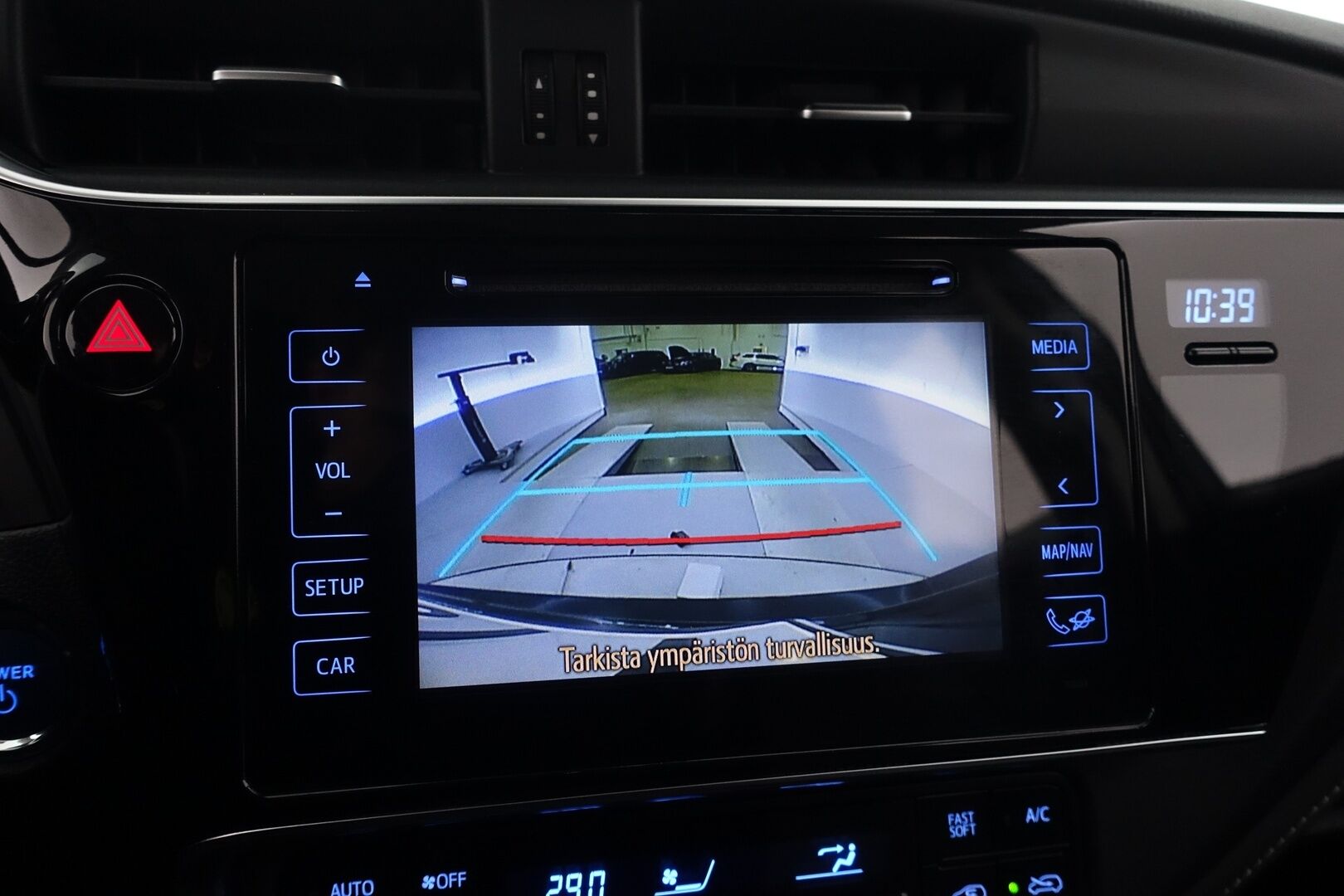 Toyota Auris 2018 Touring Sports 1,8 Hybrid Active * Koukku / Keyless / Peruutuskamera / Navi / Vakkari / Bluetooth * - Kahdet renkaat aluvanteilla