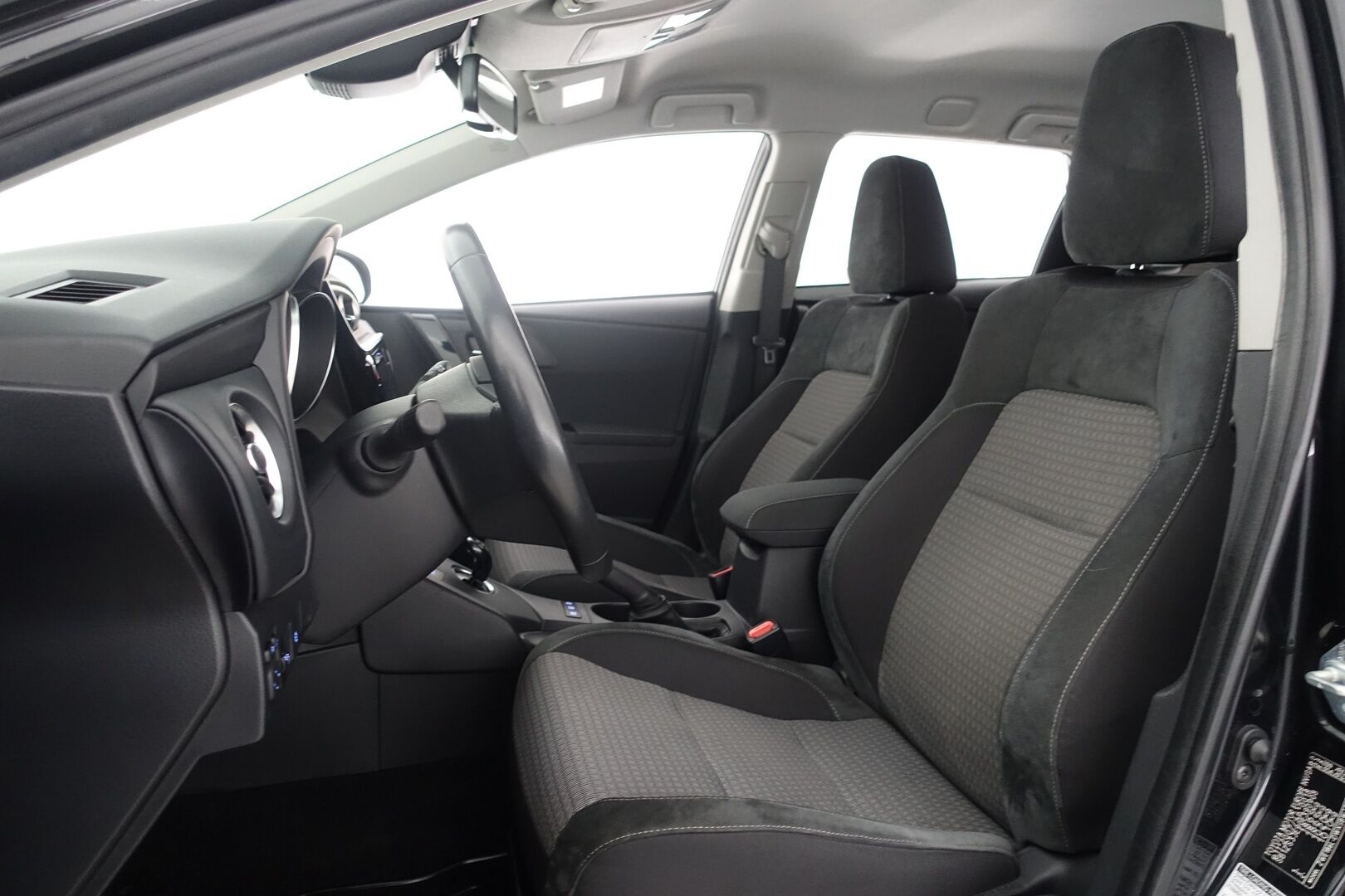 Toyota Auris 2018 Touring Sports 1,8 Hybrid Active * Koukku / Keyless / Peruutuskamera / Navi / Vakkari / Bluetooth * - Kahdet renkaat aluvanteilla