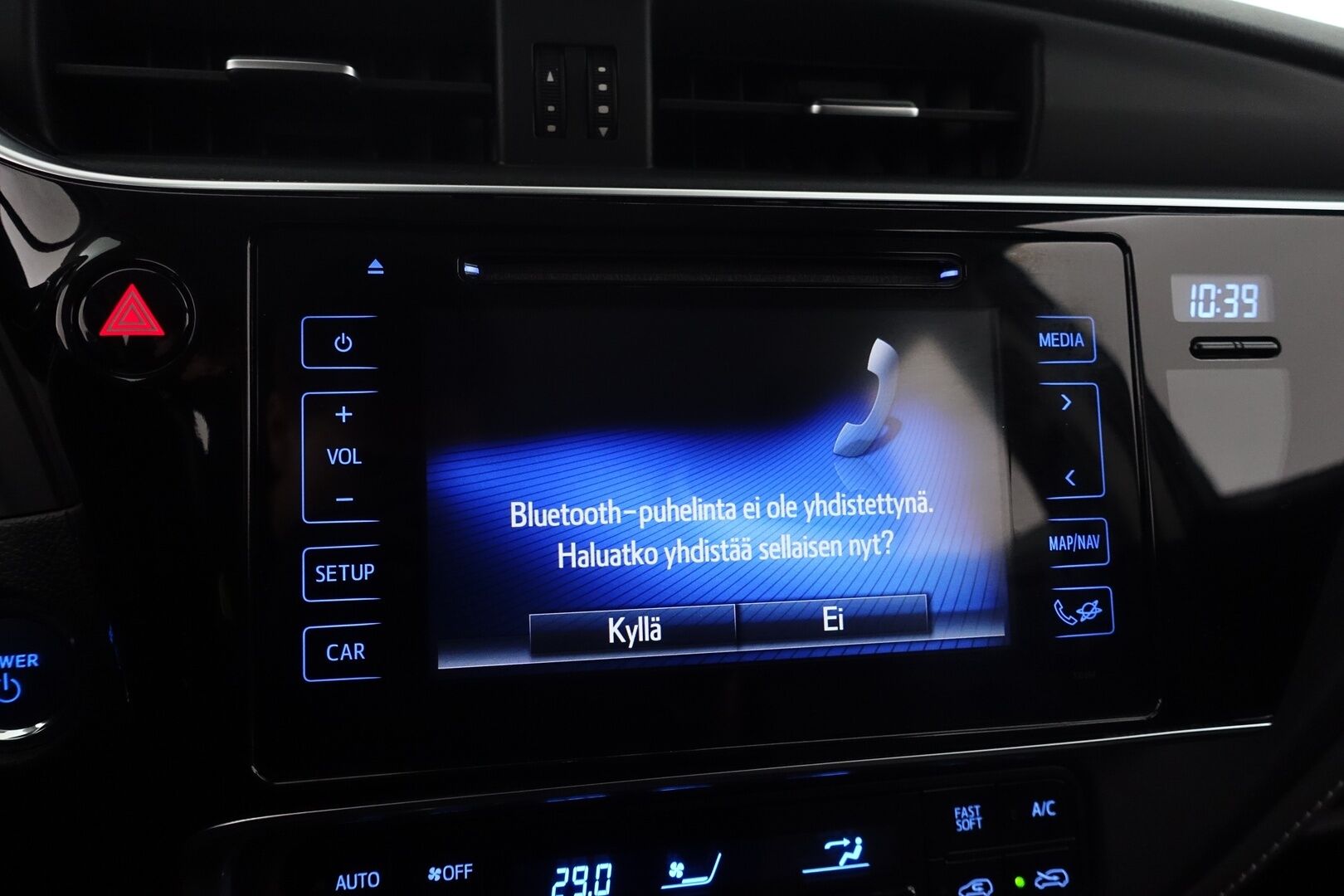 Toyota Auris 2018 Touring Sports 1,8 Hybrid Active * Koukku / Keyless / Peruutuskamera / Navi / Vakkari / Bluetooth * - Kahdet renkaat aluvanteilla