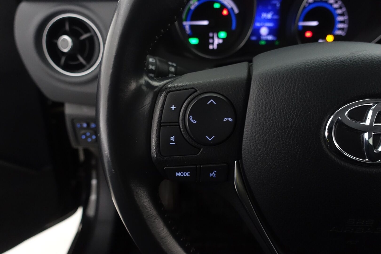 Toyota Auris 2018 Touring Sports 1,8 Hybrid Active * Koukku / Keyless / Peruutuskamera / Navi / Vakkari / Bluetooth * - Kahdet renkaat aluvanteilla