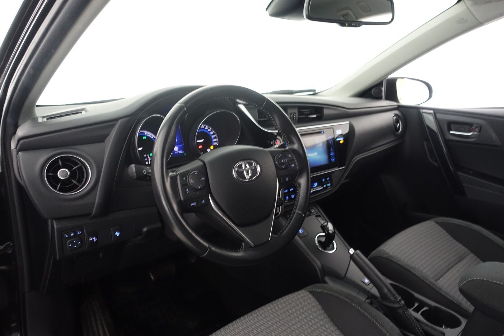 Toyota Auris 2018 Touring Sports 1,8 Hybrid Active * Koukku / Keyless / Peruutuskamera / Navi / Vakkari / Bluetooth * - Kahdet renkaat aluvanteilla