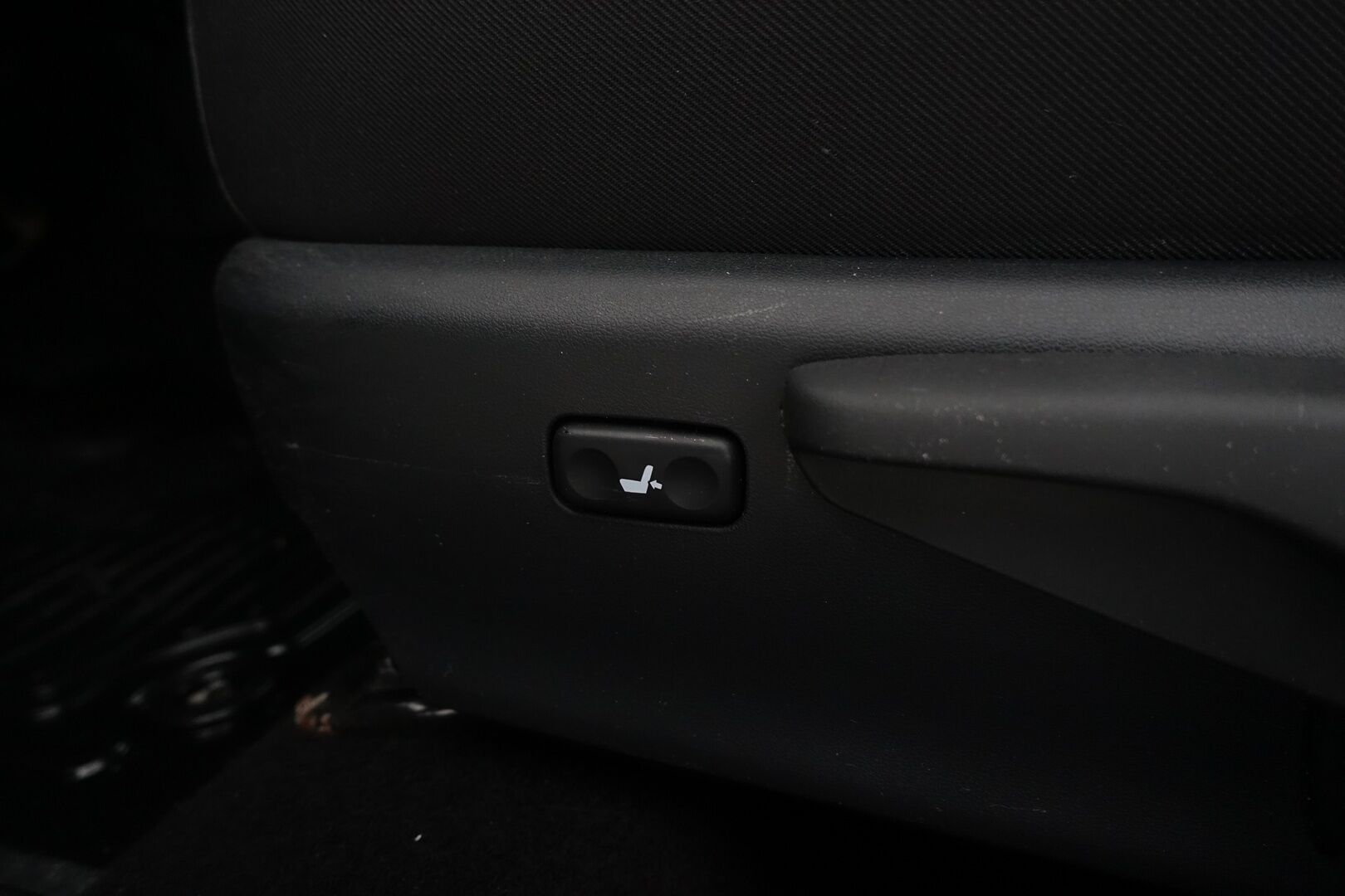 Toyota Auris 2018 Touring Sports 1,8 Hybrid Active * Koukku / Keyless / Peruutuskamera / Navi / Vakkari / Bluetooth * - Kahdet renkaat aluvanteilla