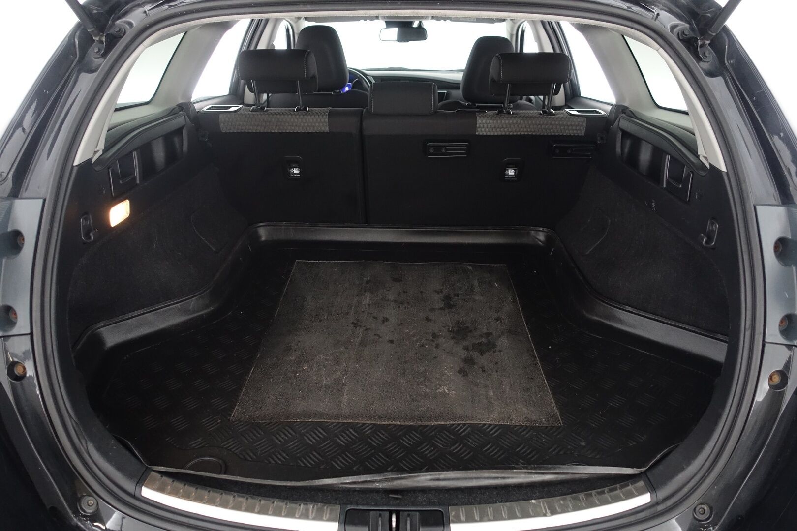 Toyota Auris 2018 Touring Sports 1,8 Hybrid Active * Koukku / Keyless / Peruutuskamera / Navi / Vakkari / Bluetooth * - Kahdet renkaat aluvanteilla